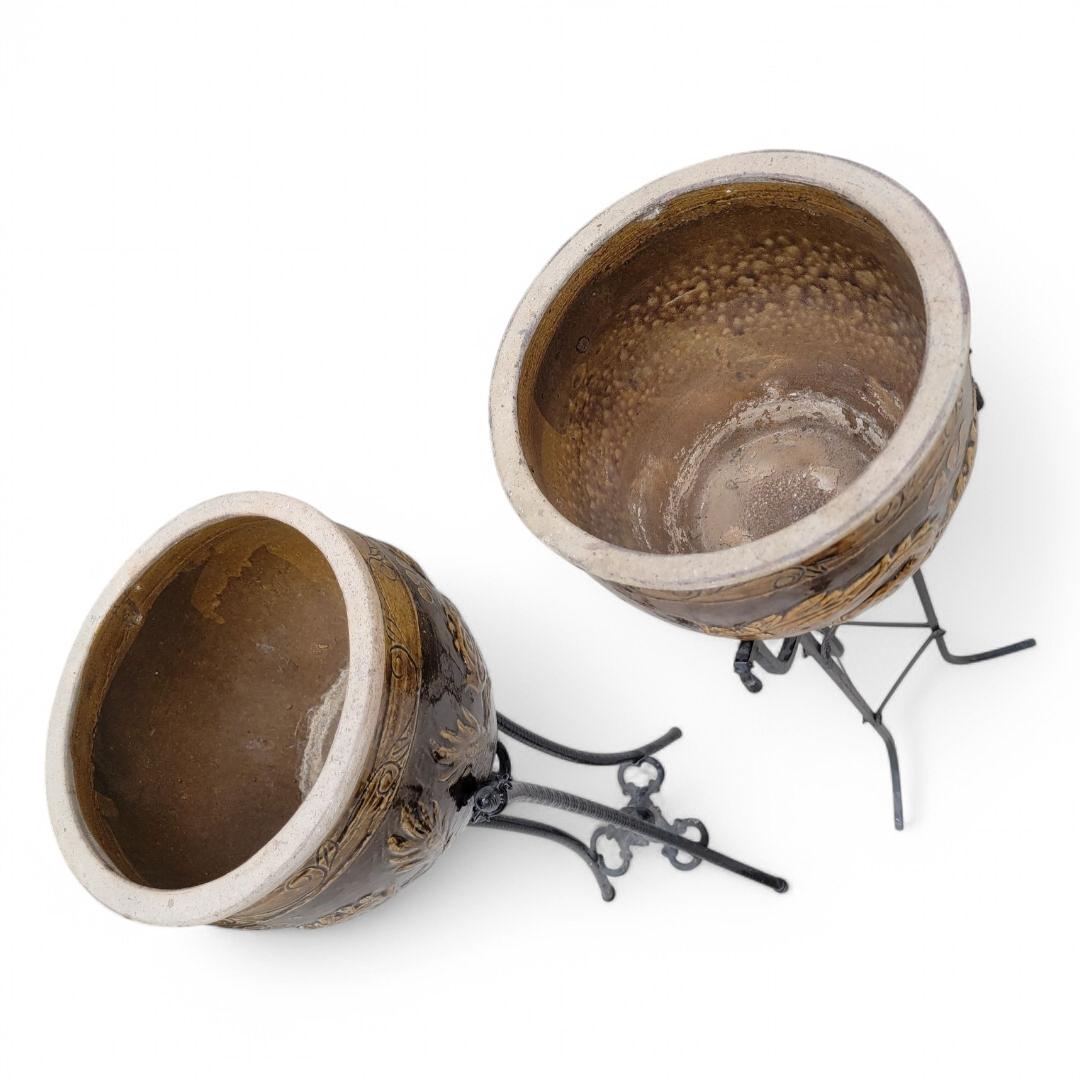 20ième siècle Vintage Floor Plant Stand w Chinese Brown Glazed Ceramic Cachepot Planters- Pair en vente