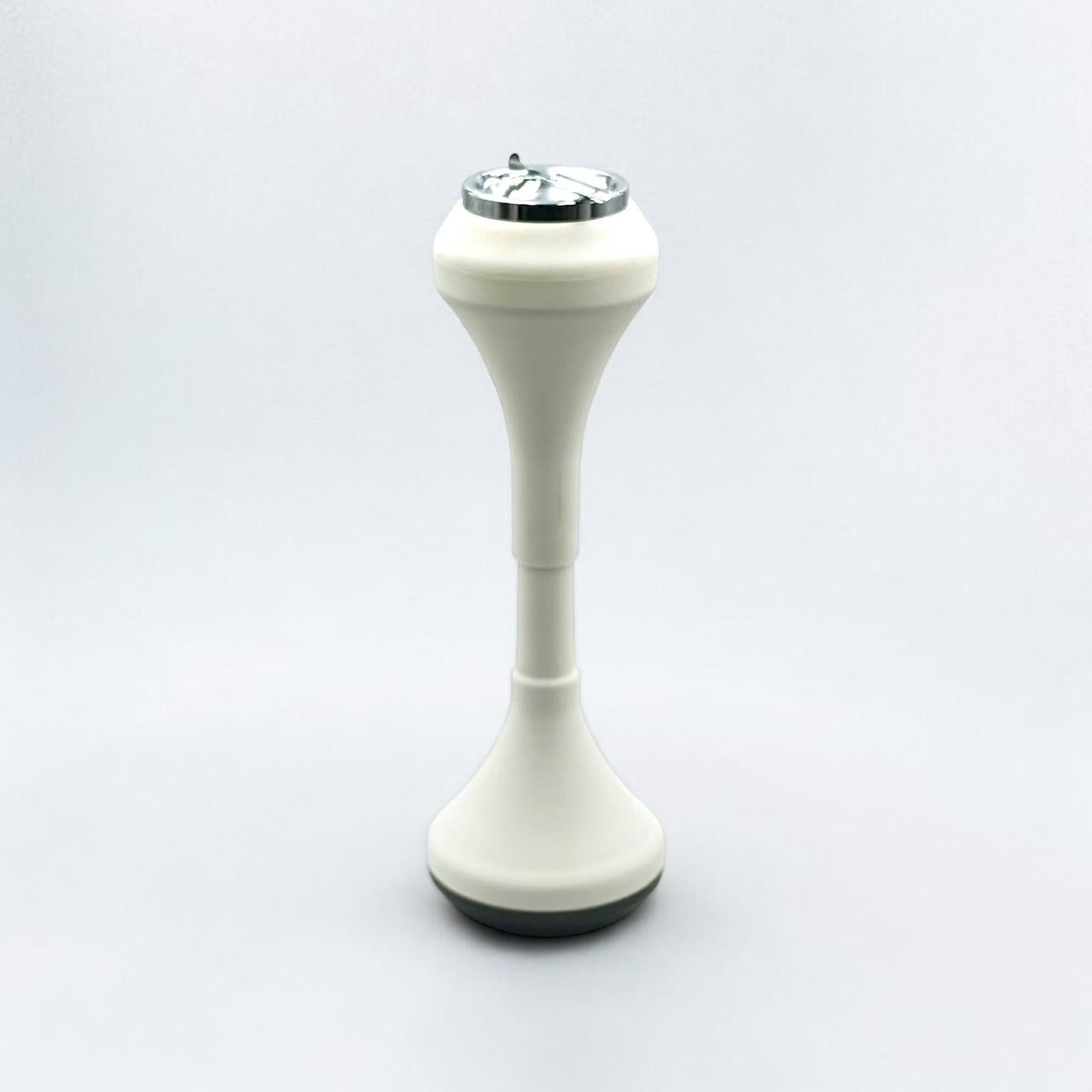 Schwelgen Sie in der Nostalgie des Space-Age-Designs mit unserem exquisiten italienischen Standaschenbecher aus den 1960er Jahren. Mit seiner schlanken Kunststoffsilhouette in zeitlosem Weiß verkörpert dieser Aschenbecher nahtlos die futuristische