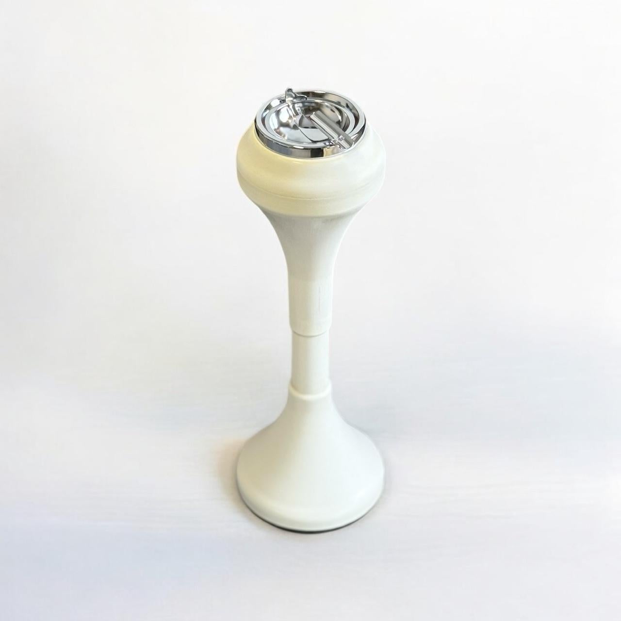 Bodenstehender Aschenbecher mit Tulpenform - Patent Design Italien 1960er Jahre (Space Age) im Angebot