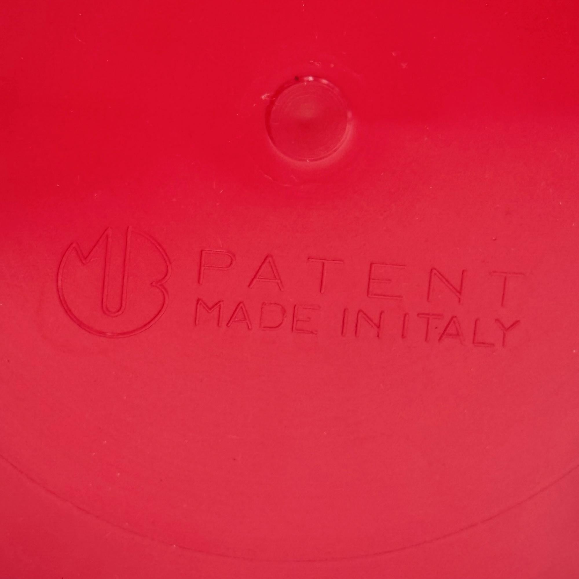 Cette étagère vintage originale de MB Italy, conçue dans les années 1970, témoigne de l'innovation italienne et du style moderne du milieu du siècle dernier. Son concept breveté reflète une approche à la fois fonctionnelle et artistique du mobilier,