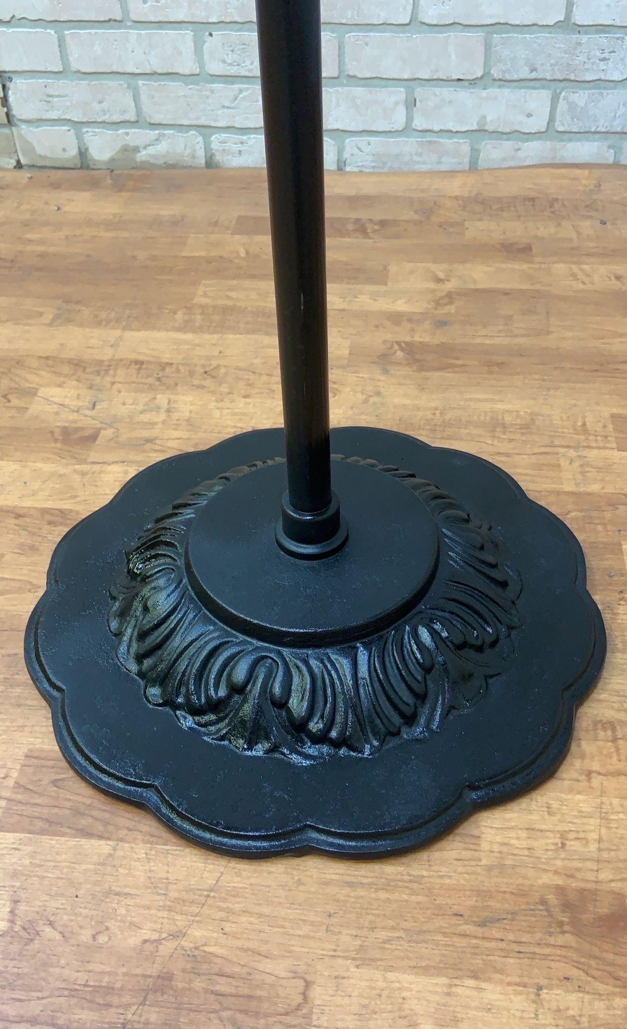 Vintage Floor Standing Spiral Clothing Display Stand In Good Condition For Sale In Chicago, IL