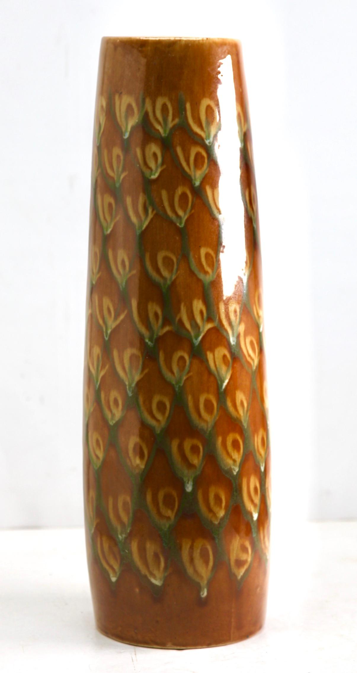 Mid-Century moderno Vaso da terra vintage in ceramica bianca smaltata Rappresentazione di piume di pavone in vendita