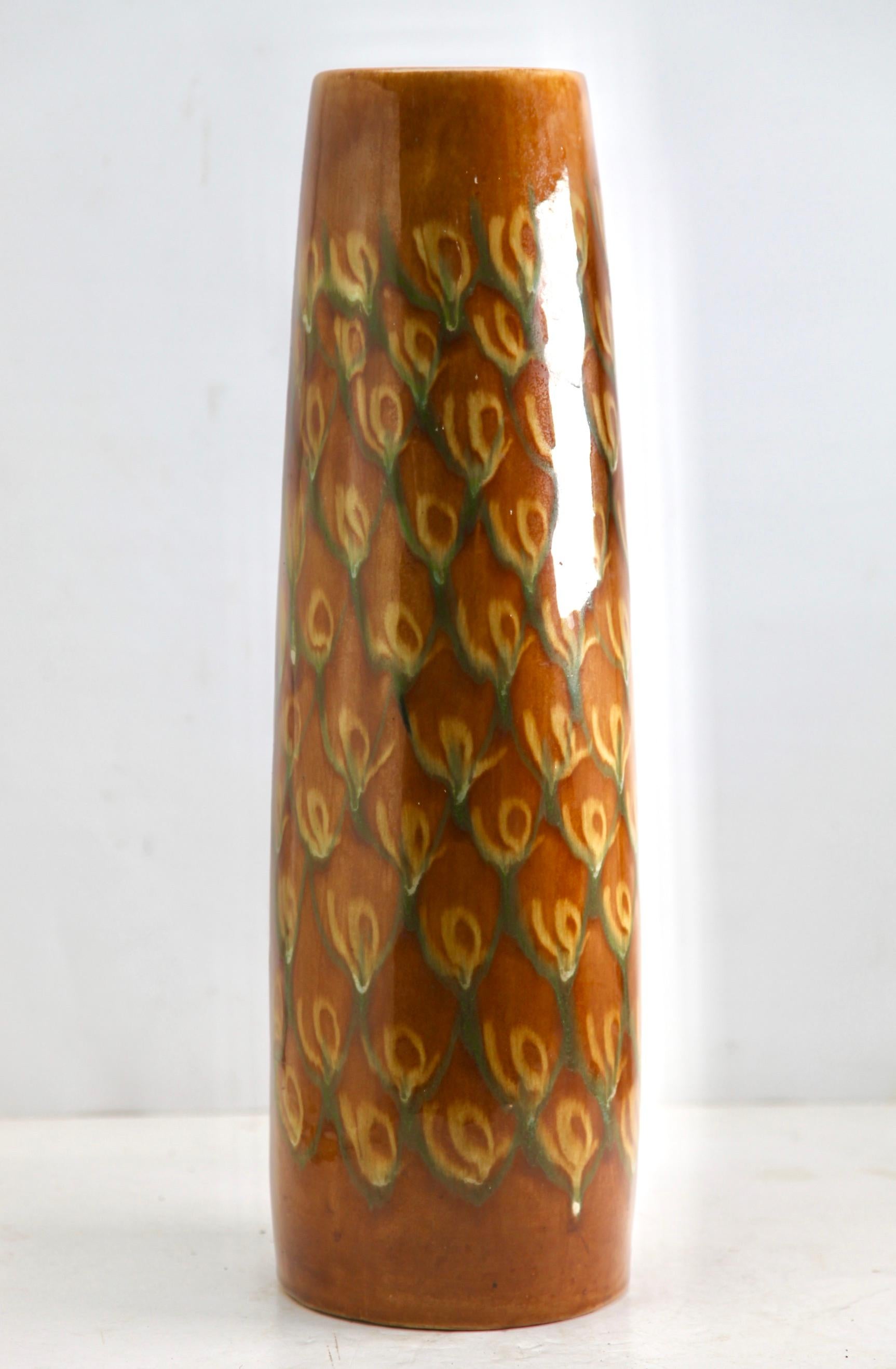 Tedesco Vaso da terra vintage in ceramica bianca smaltata Rappresentazione di piume di pavone in vendita