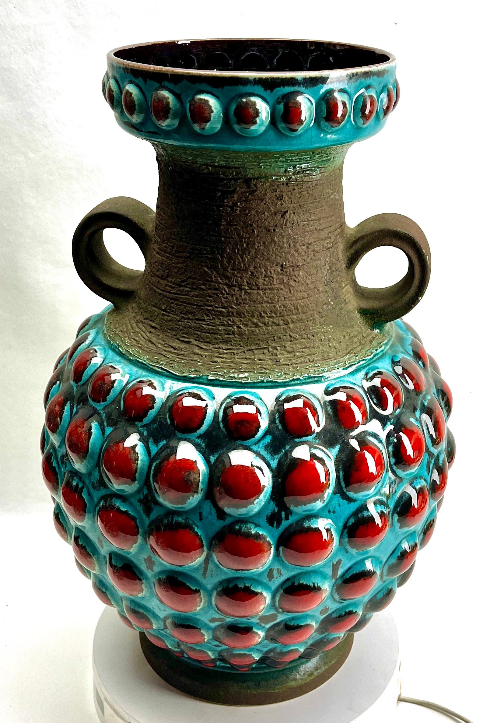 Diese original Vintage Bay Vase wurde in den 1970er Jahren in Deutschland hergestellt. Sie ist aus Keramik gefertigt.
Auf dem Boden ist die Vasenseriennummer 65-45 Handarbeit vermerkt.
Geradliniges und minimalistisches Design aus den 1960er Jahren.