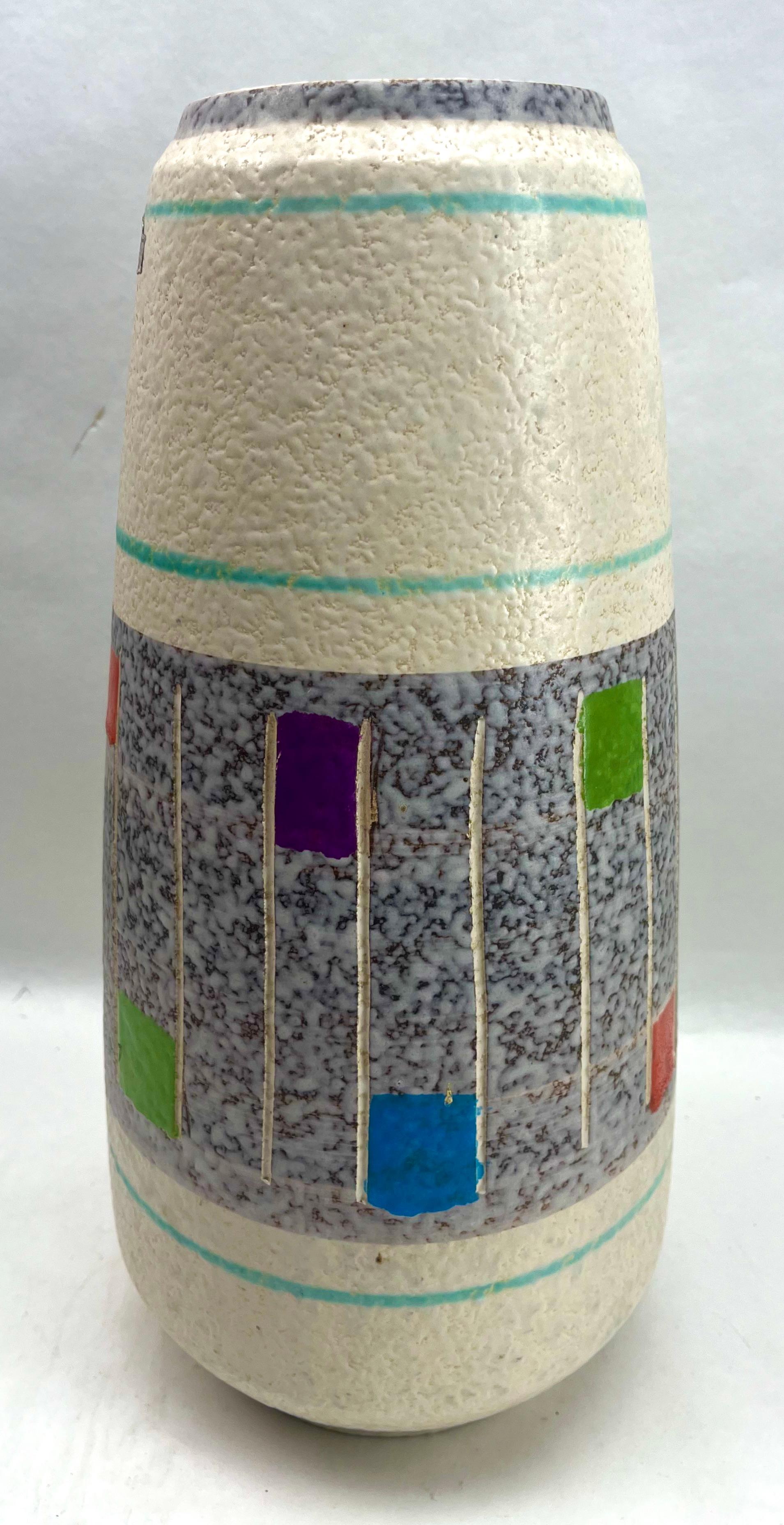 Vintage Floor Vessel Fat Lava Made by Bay mit Label W-Germany in, 1950er Jahre

Das Stück ist in ausgezeichnetem Zustand und eine echte Schönheit!
Behält ein werkseitiges Label. 
Ein wahrer Schatz für den Keramiksammler. 

Die Herstellung dieser