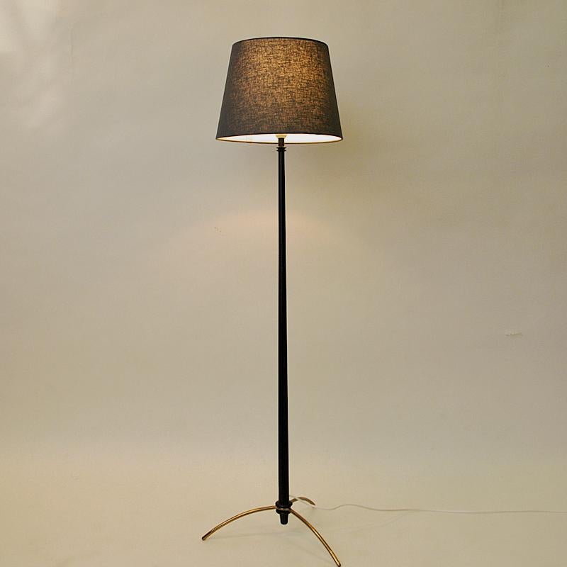 Joli et élégant lampadaire en teck et laiton mod G45 conçu par Hans-Agne Jakobsson pour Markaryd, Suède, dans les années 1960. Base tripode en laiton et lampadaire en teck noir. Une lampe parfaite pour toutes les pièces. Signé avec G45 et HAJ sur
