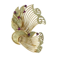 Broche vintage en or 18 carats avec motif floral en forme de poussière en rubis 0,50 carat sur feuilles