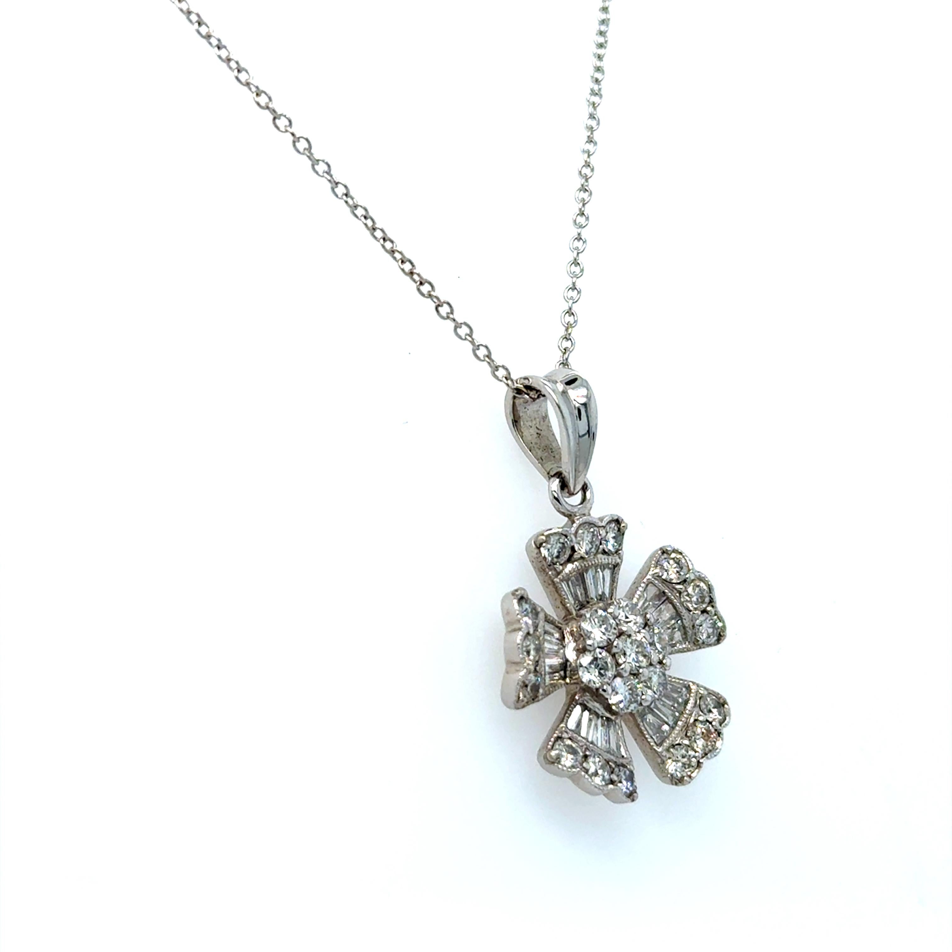 Me encanta este Fantástico Colgante Floral Vintage de Oro Blanco de 18 quilates con Racimo de Diamantes: ¡su brillo es cegador! El diseño presenta racimos de diamantes de talla redonda y baguette, ¡acabados con un borde festoneado y de cuentas! ¡Tan