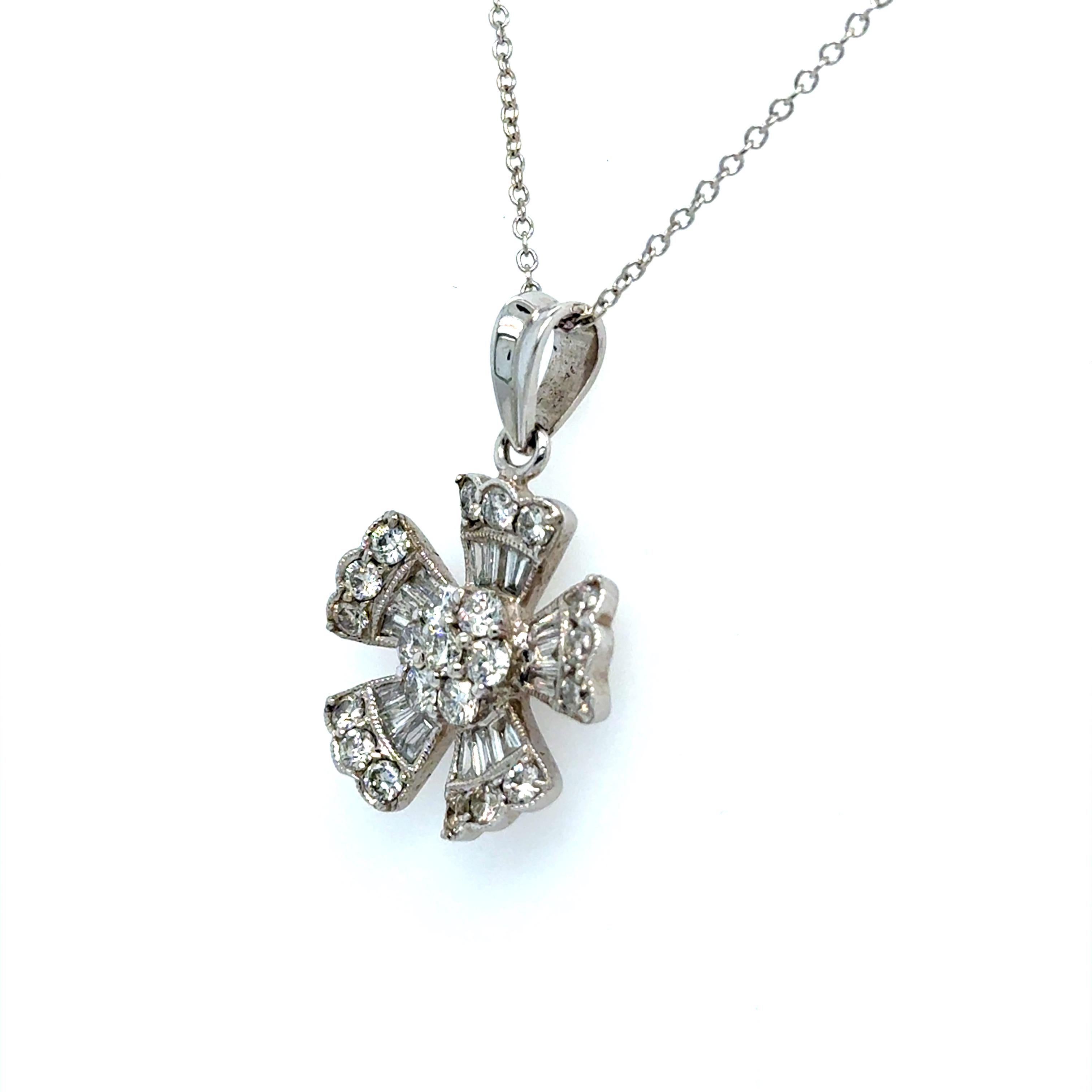 Colgante Floral Vintage de Oro Blanco de 18 K con Racimo de Diamantes. Moderno