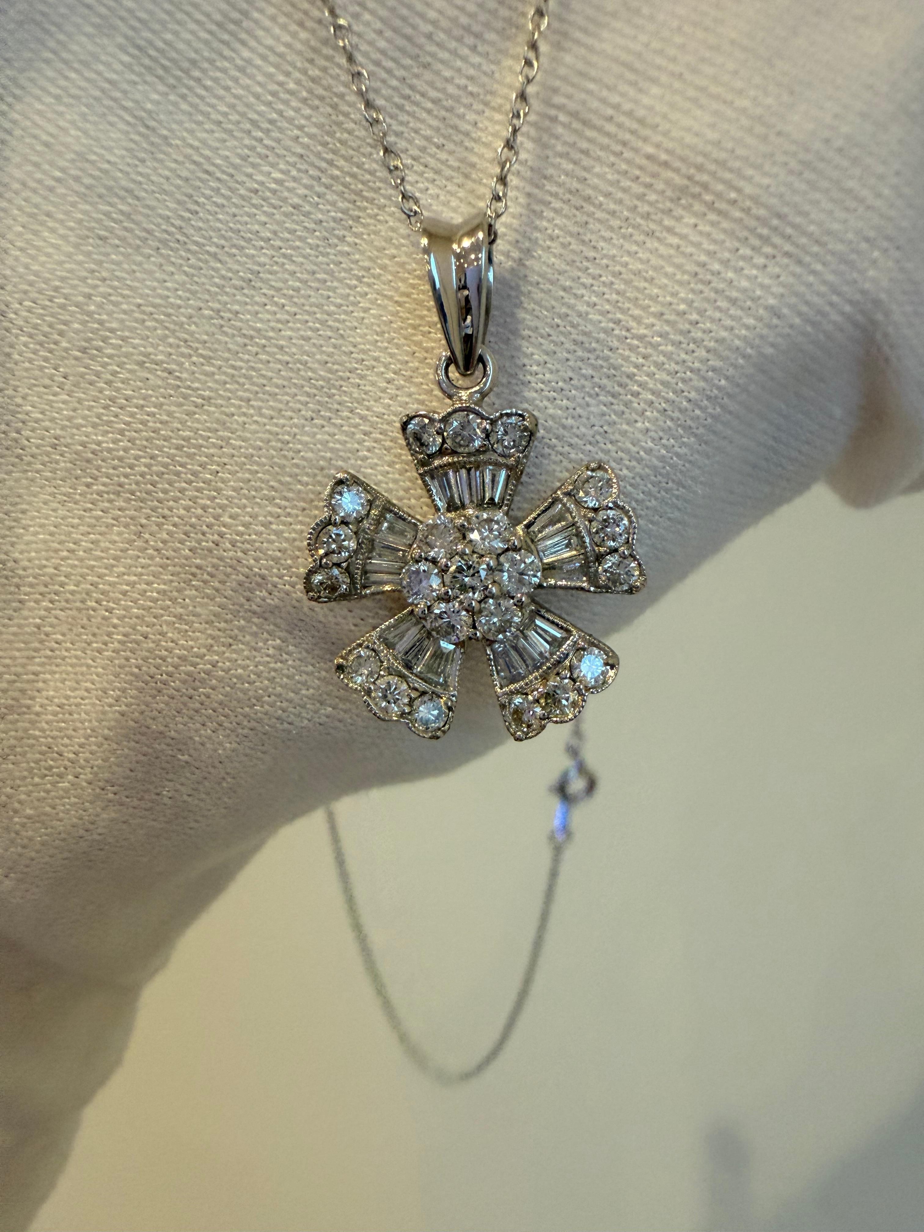 Colgante Floral Vintage de Oro Blanco de 18 K con Racimo de Diamantes. Corte redondo