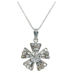 Colgante Floral Vintage de Oro Blanco de 18 K con Racimo de Diamantes.