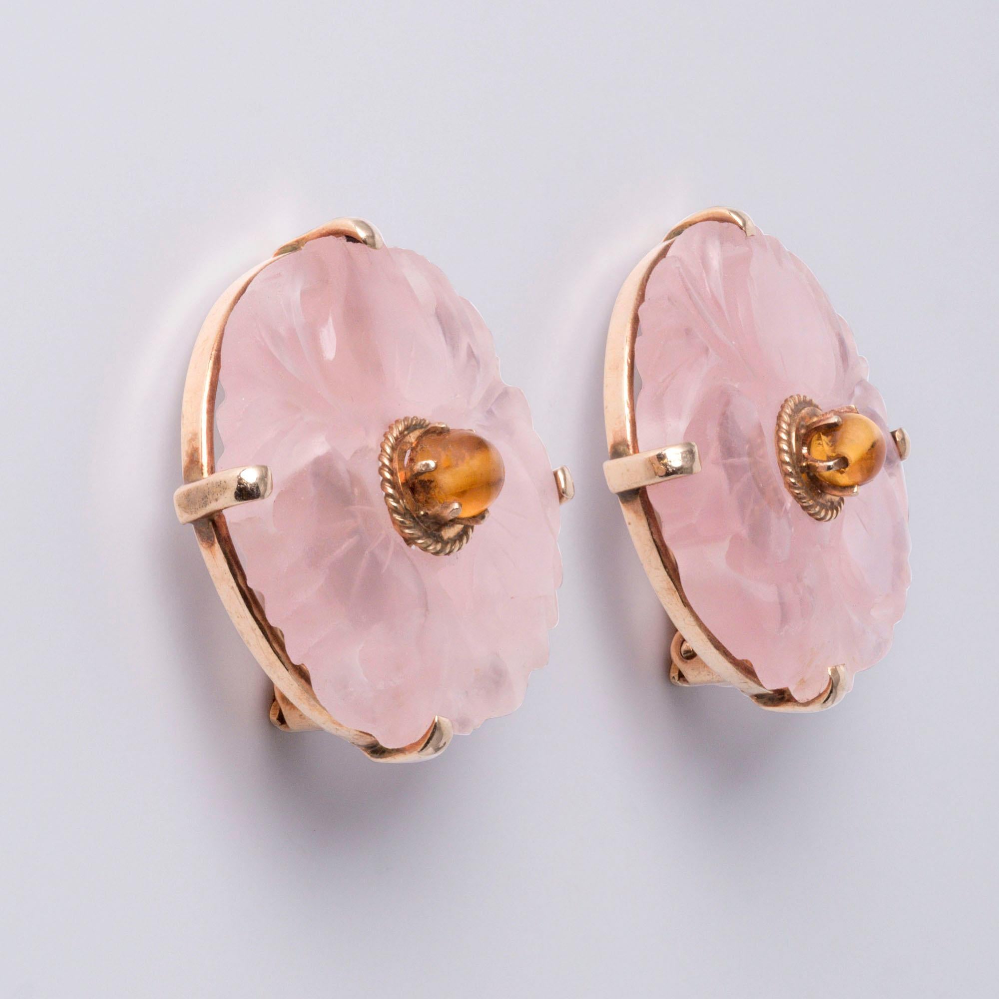 Il s'agit d'une exquise paire de boucles d'oreilles florales vintage, magistralement réalisées en or massif 14k. Chaque boucle d'oreille met en valeur un quartz rose magnifiquement taillé, délicatement sculpté en un motif floral doux et arrondi qui