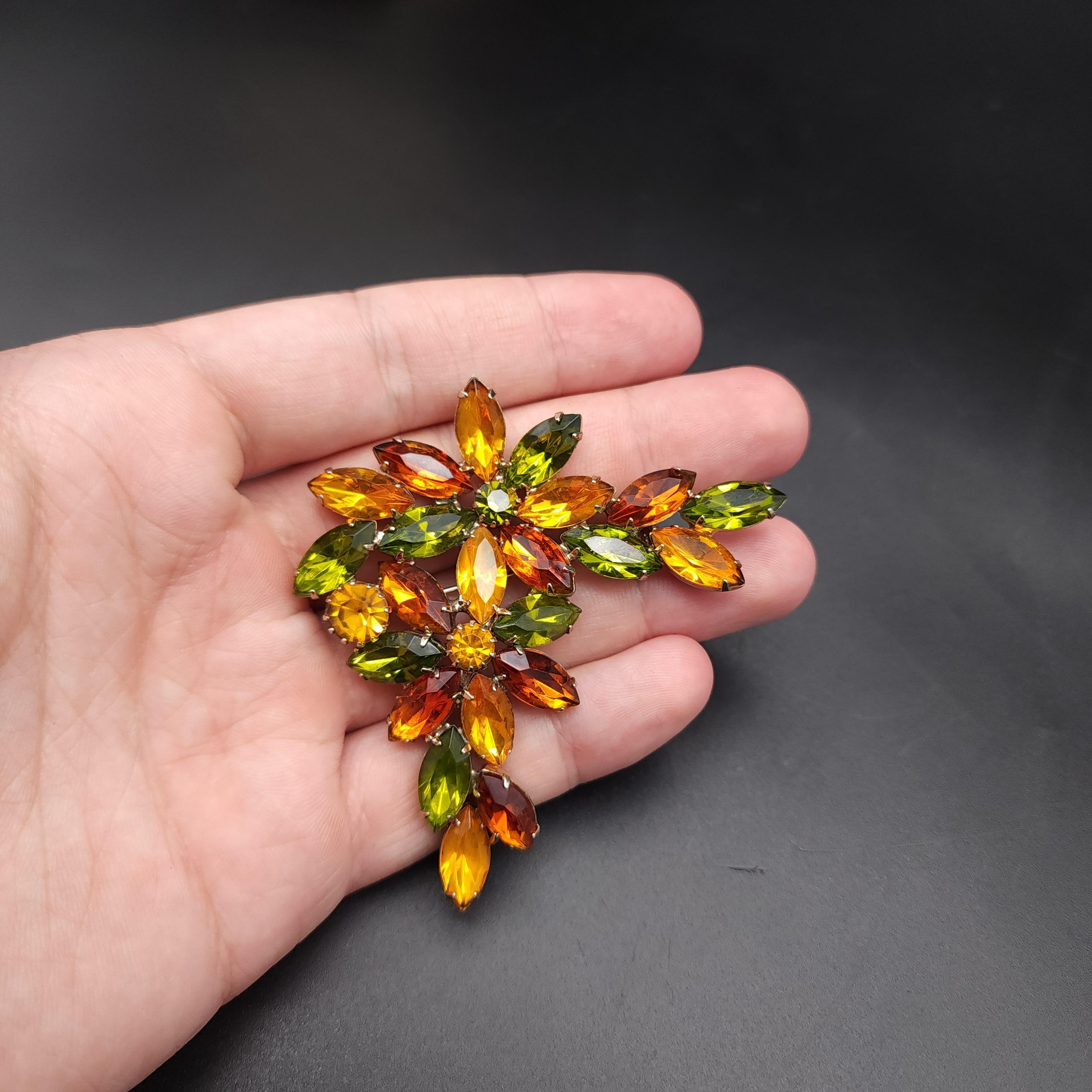 Vintage Floral Cluster Crystal Brooch Pin, Peridot and Citrine Crystal, Retro In Excellent Condition For Sale In Milford, DE