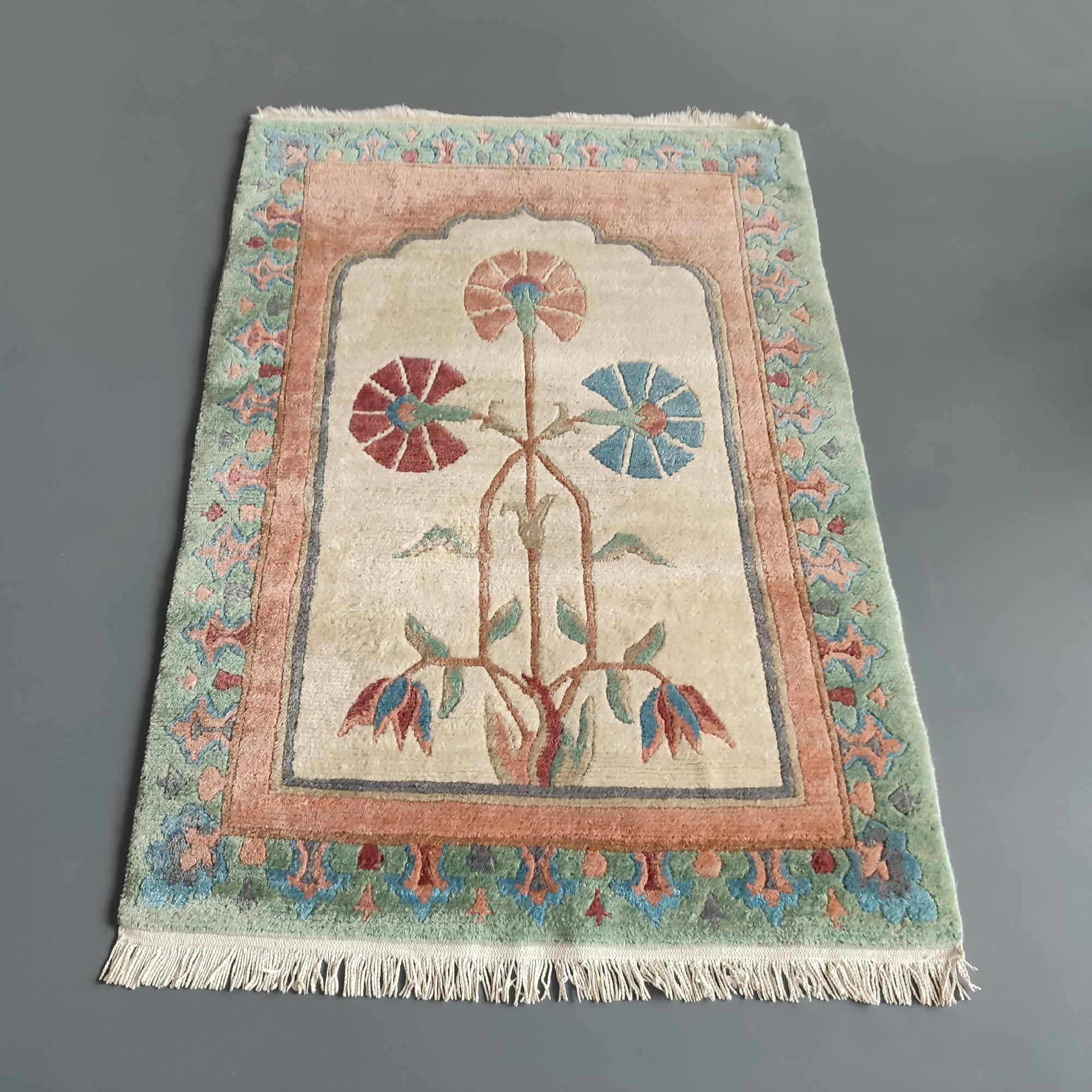 Tibetischer, handgewebter Teppich aus Wolle mit Blumenmuster, Qanat Kanaat Design (Handgeknüpft) im Angebot