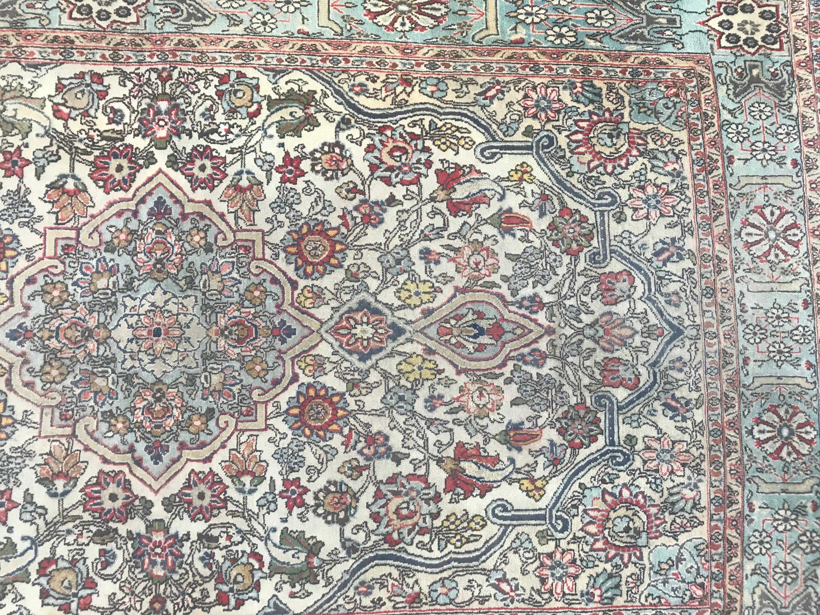 20ième siècle Tapis vintage Qom à motifs floraux en vente