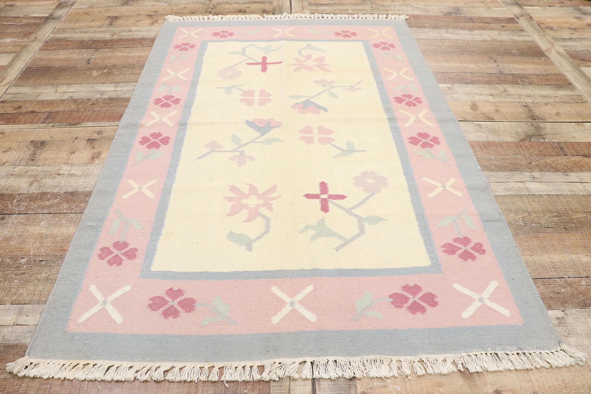 20ième siècle Tapis Dhurrie floral vintage en vente
