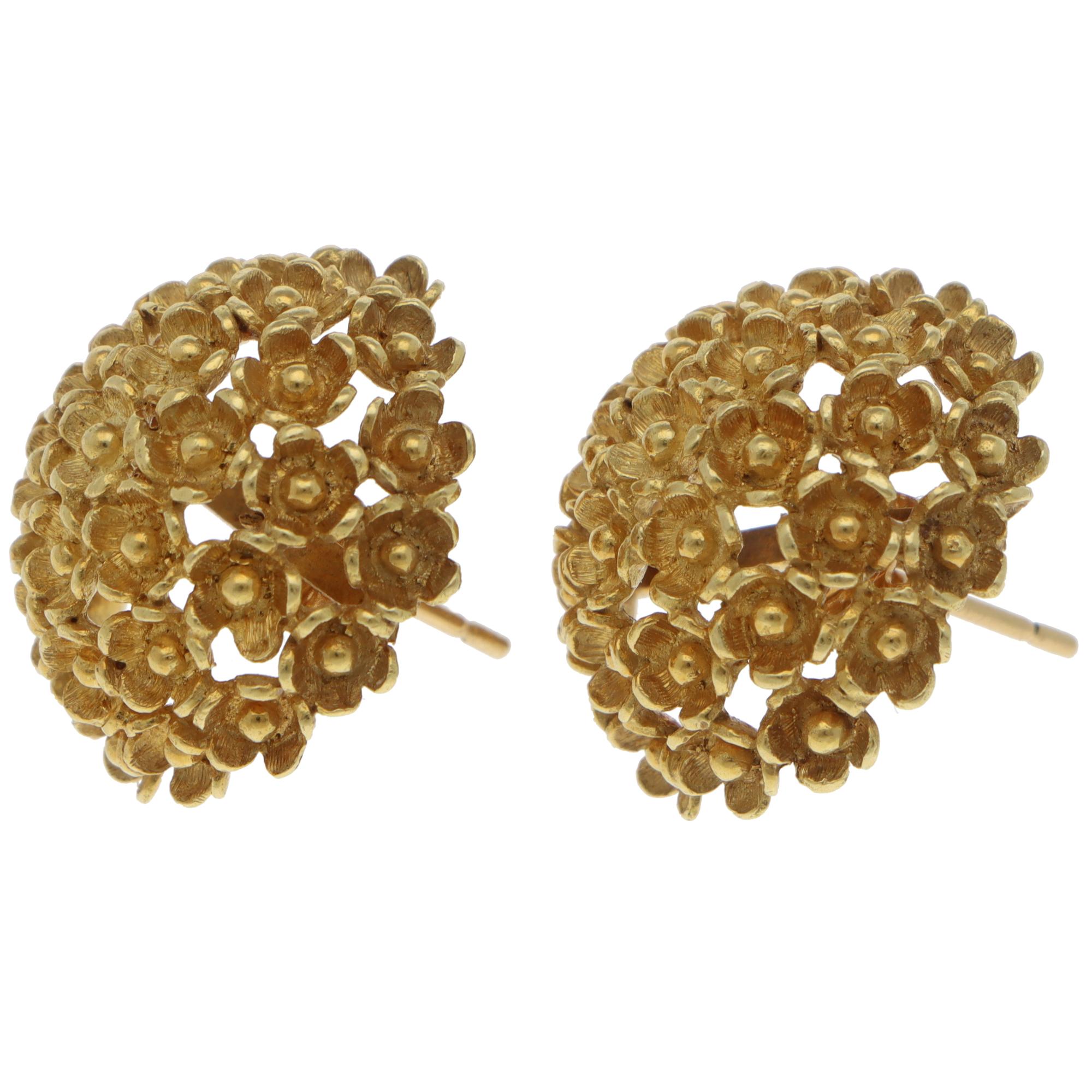 Ein wunderschöner gewölbter Ohrstecker mit Blumenmuster aus 18 Karat Gelbgold.

Die Ohrringe sind mit Blumenmotiven versehen, die sich in einer gewölbten Kuppelform verbinden. Sie sind aus massivem 18-karätigem Gelbgold handgefertigt. Die Textur und