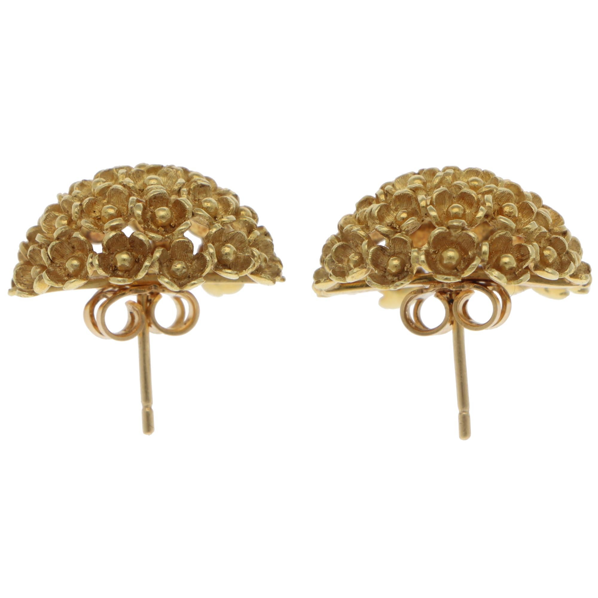 Vintage Floral gewölbte Ohrstecker in Gelbgold mit Blumenmuster im Zustand „Hervorragend“ im Angebot in London, GB