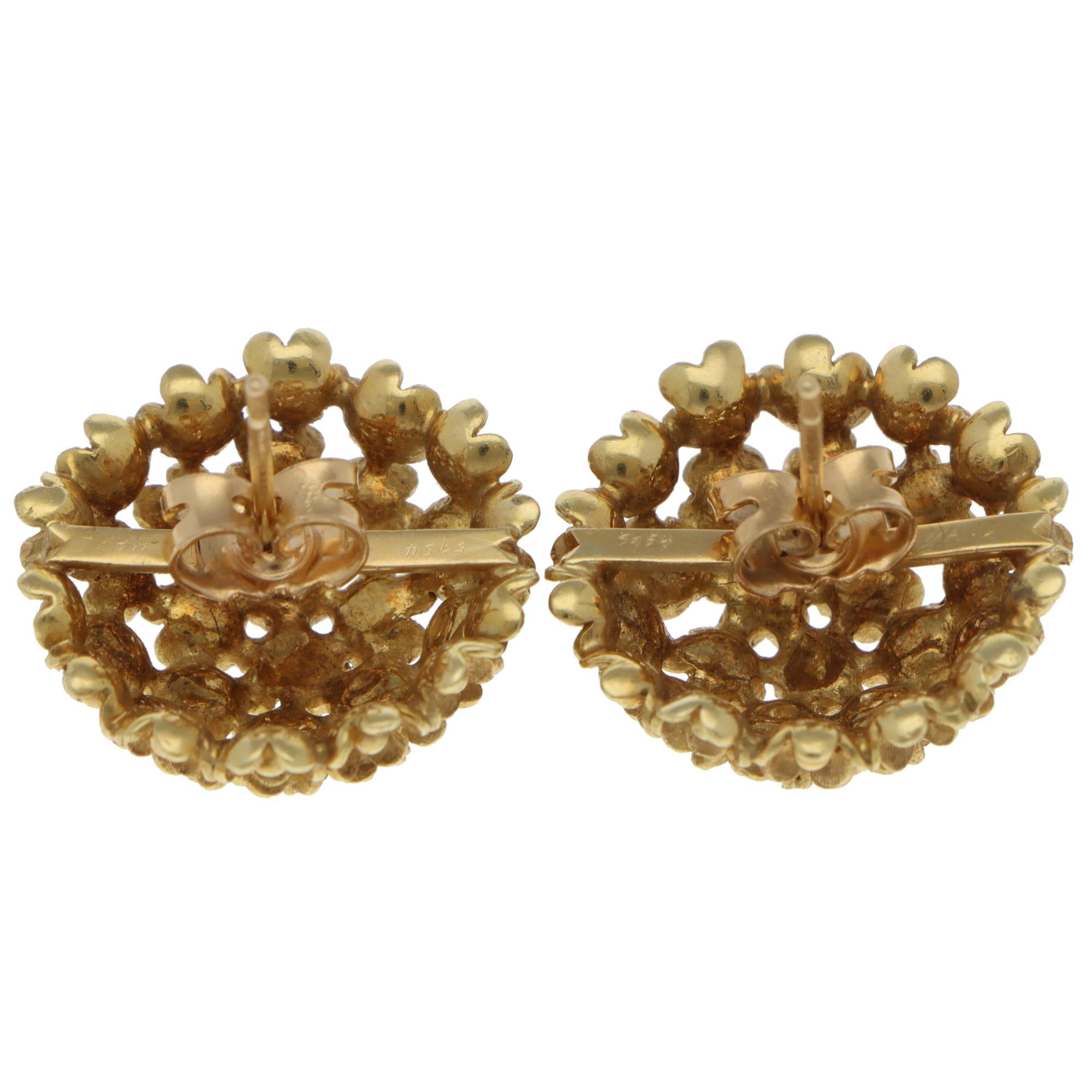 Vintage Floral gewölbte Ohrstecker in Gelbgold mit Blumenmuster für Damen oder Herren im Angebot