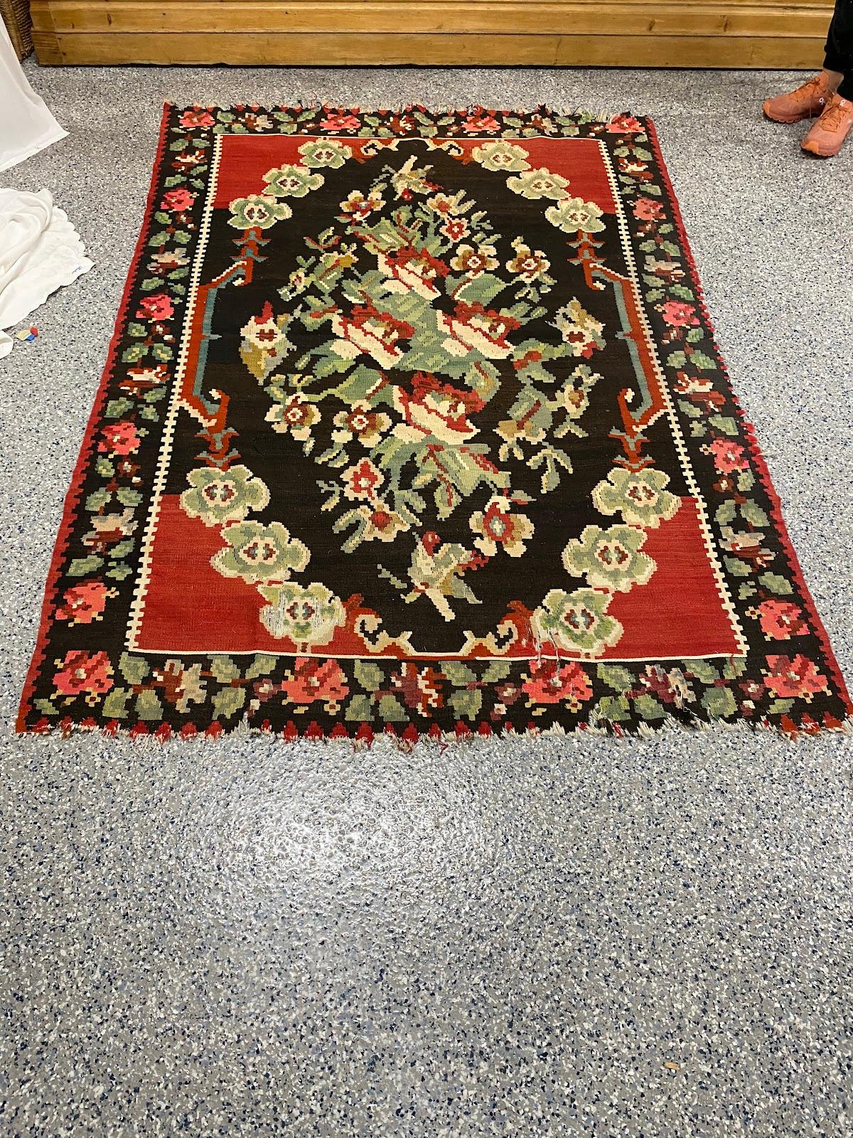 20ième siècle  Tapis Vintage Floral Flatweave en Rouge, Noir, Brown, Vert et Jaune en vente