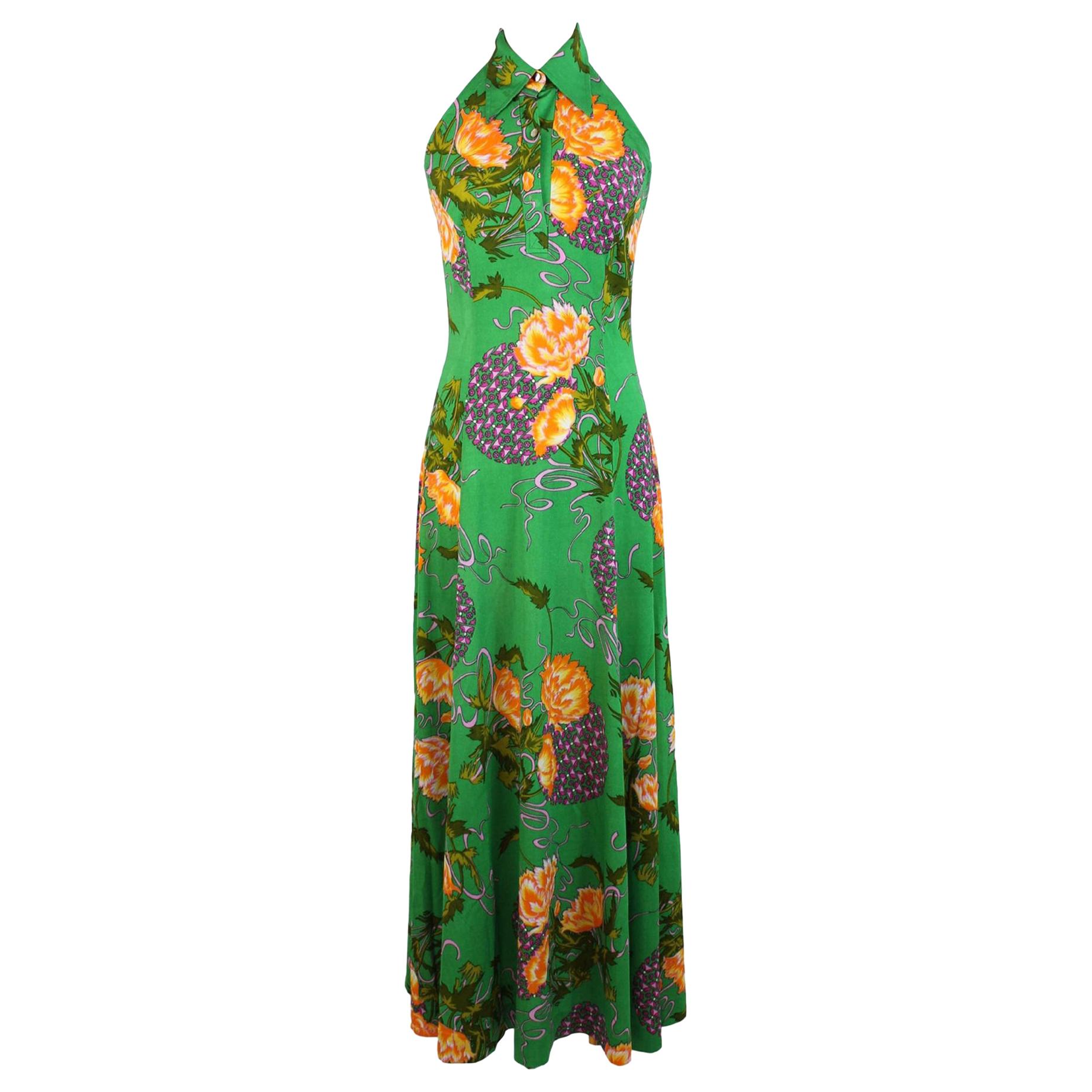 Abito lungo da donna, verde con motivi floreali colorati. Scollo all'americana, senza maniche. Prodotto in Italia. Condizioni vintage eccellenti.

Taglia: 40 It 6 Us 8 Uk

Spalle: 40 cm
Petto / busto: 44 cm
Lunghezza: 150 cm
