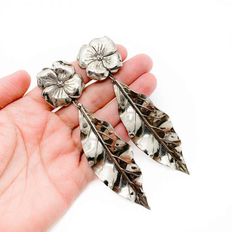 Statement Vintage Floral Leaf Earrings from the 1990s. Featuring flower tops and long drop leaf in gun metal grey with beautiful intricate detailing. Clip fastenings. Measuring approx. 11cm and in very good condition. An uber cool style statement.