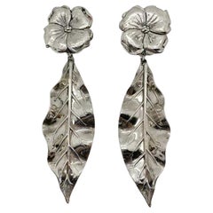 Boucles d'oreilles vintage à fleurs fantaisie en métal argenté en forme de feuille, années 1990