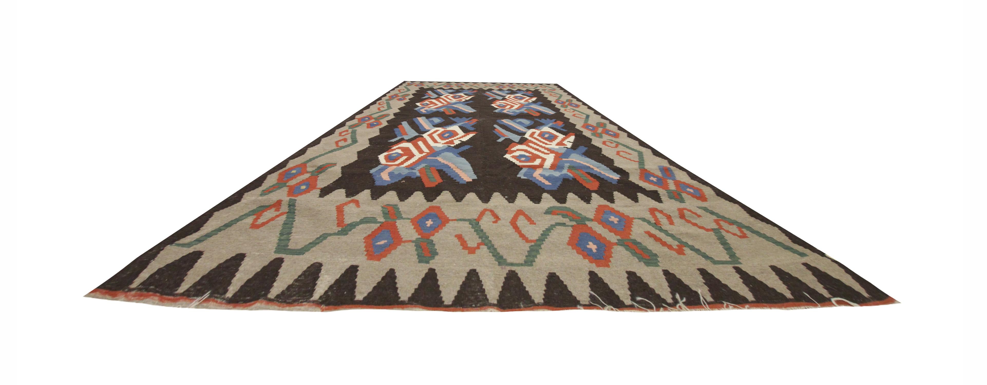 Floral-Kelim-Teppich, handgefertigt, Flachgewebe (Stammeskunst) im Angebot