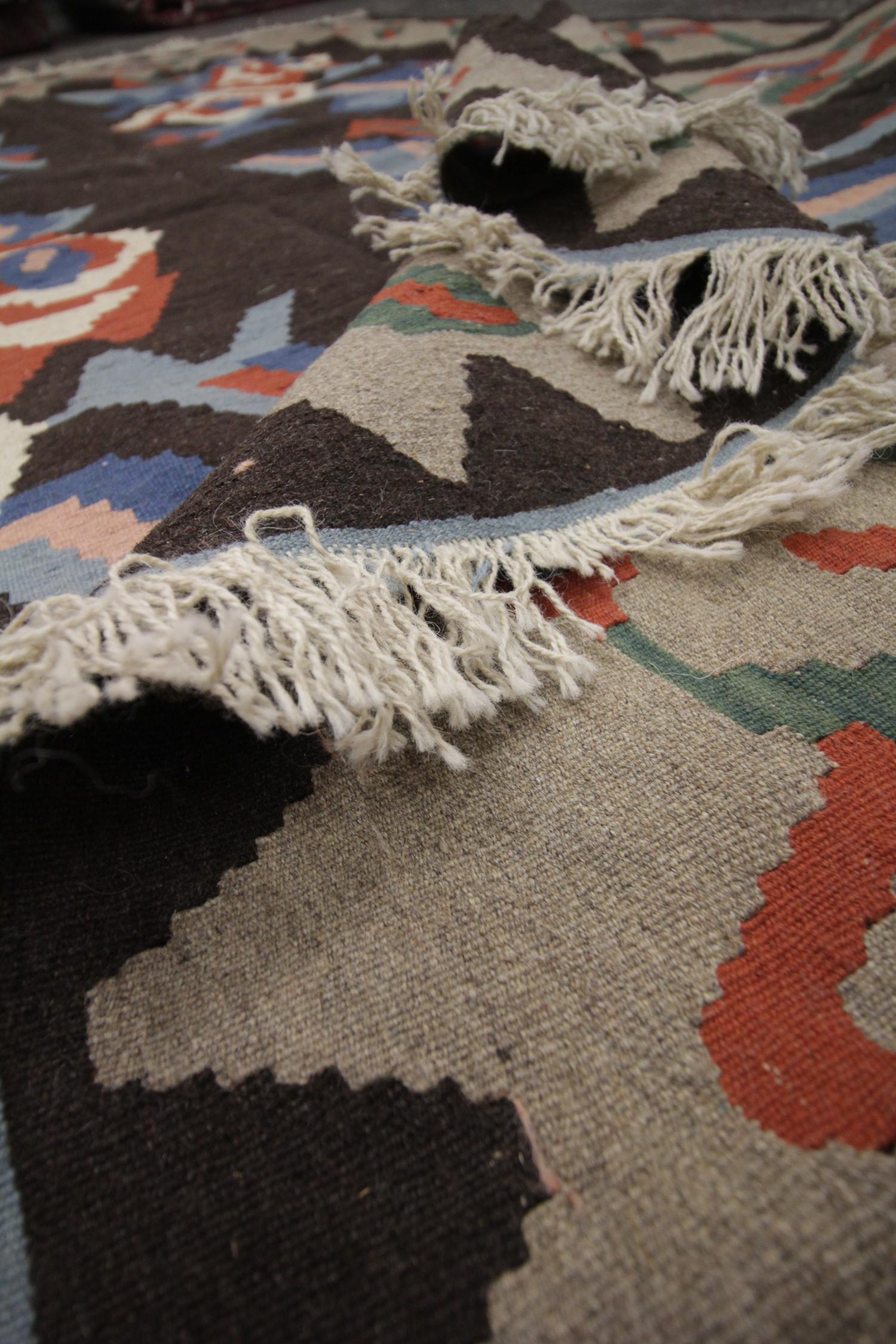 Vintage Floral Kilim Rug Handmade Flat weave Carpet In Excellent Condition For Sale In Hampshire, GB
