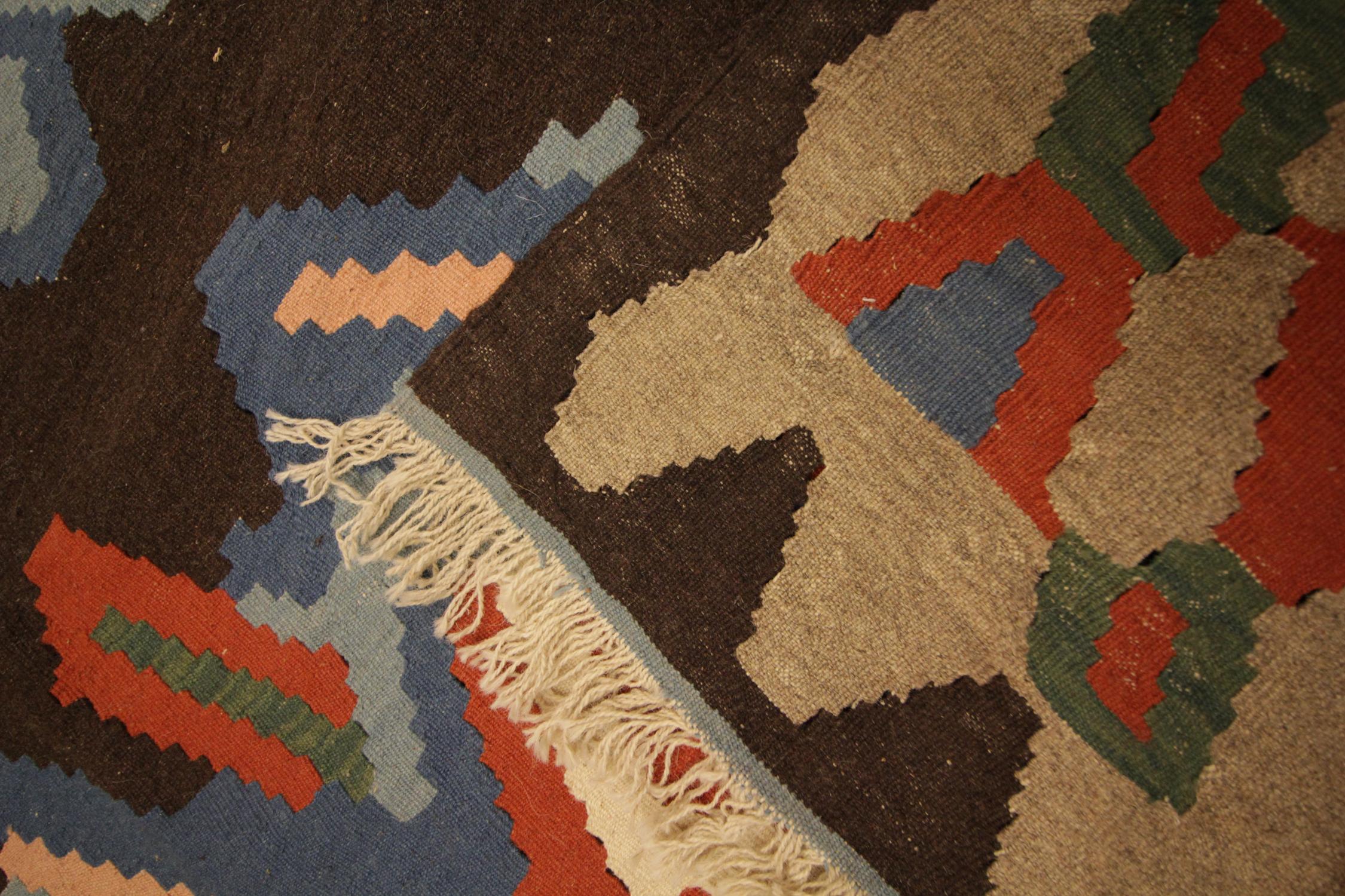 Milieu du XXe siècle Vintage Floral Kilim Rug Handmade Flat weave Carpet (tapis à tissage plat) en vente