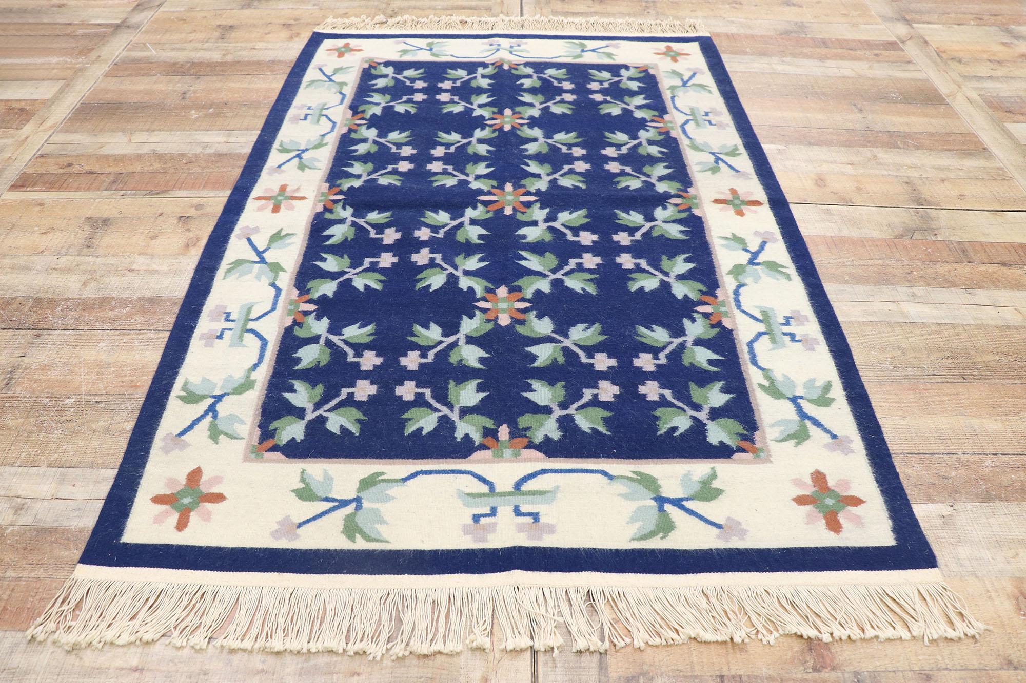 Vintage Floral Kilim Rug with English Chintz Style In Good Condition For Sale In Dallas, TX
