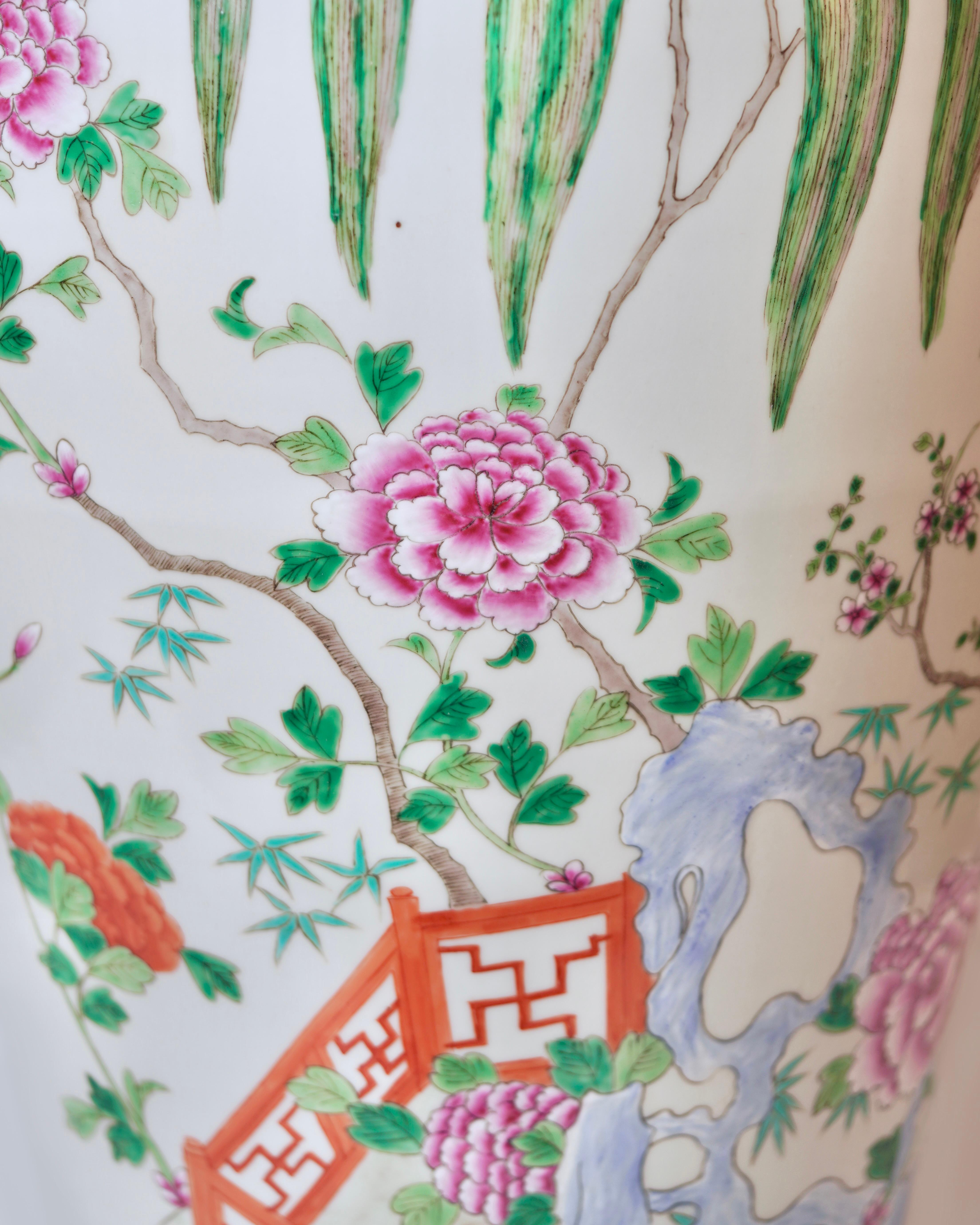 Cinese Unico vaso da terra in porcellana Famille Rose con paesaggio floreale d'epoca in vendita
