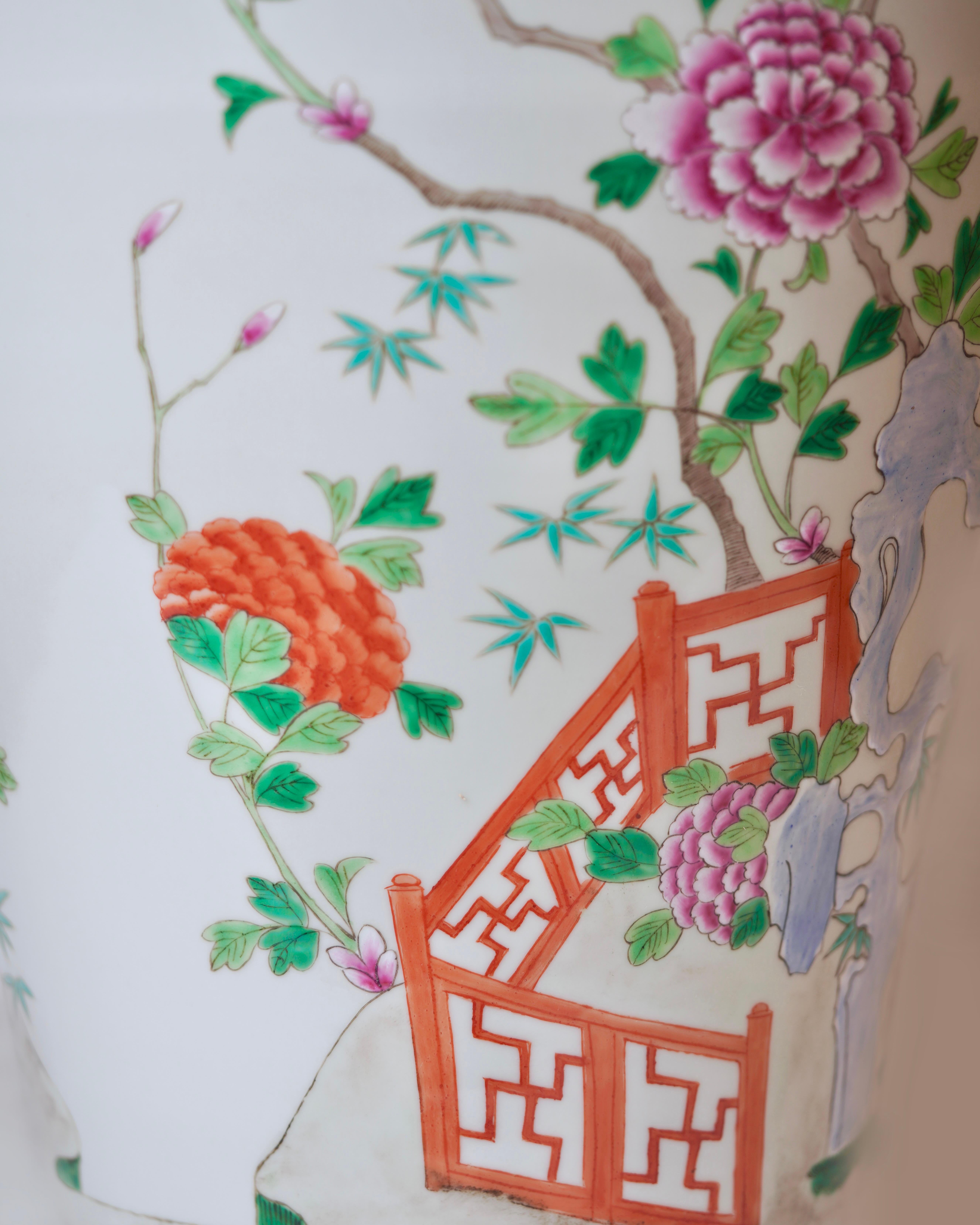 Porcelaine Vase de sol vintage unique à motifs floraux Famille Rose en vente