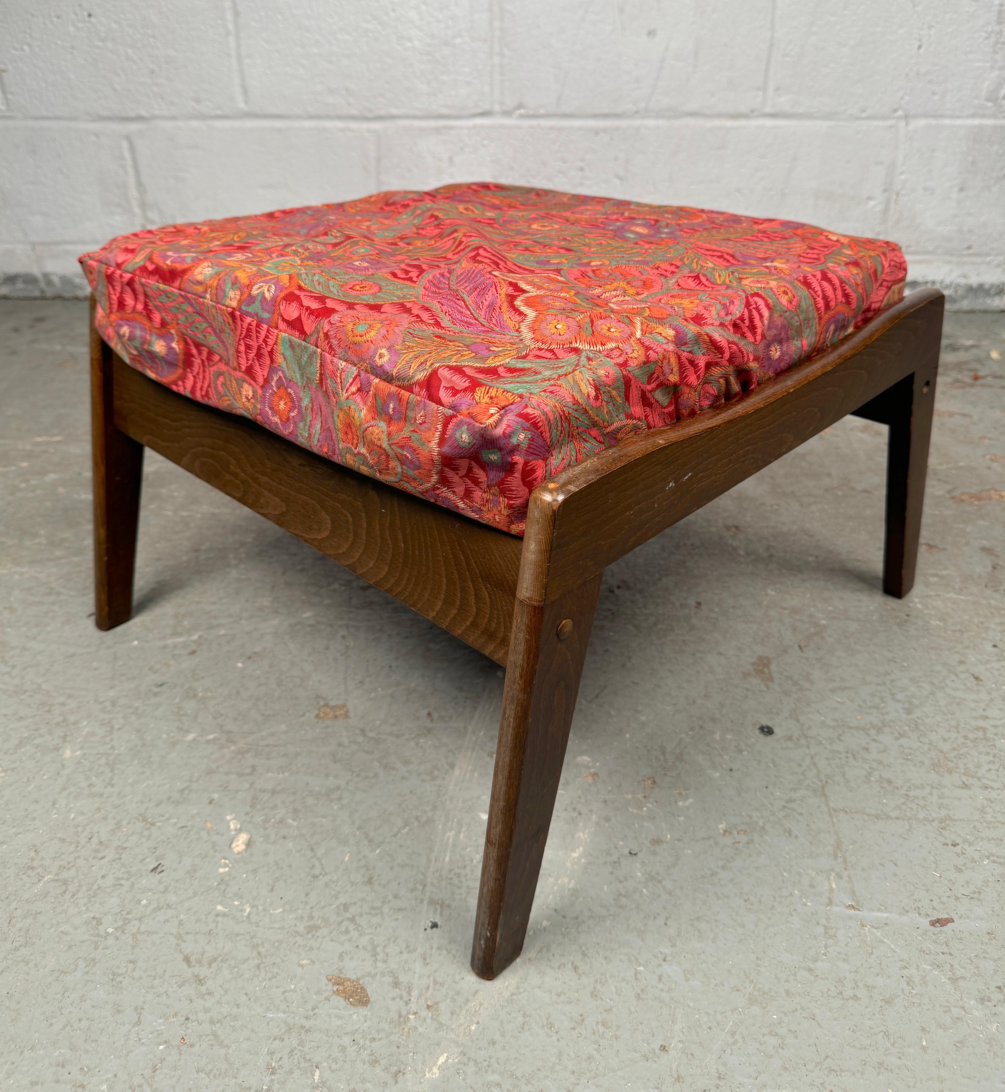 Chaise longue à fleurs vintage avec ottoman en vente 11