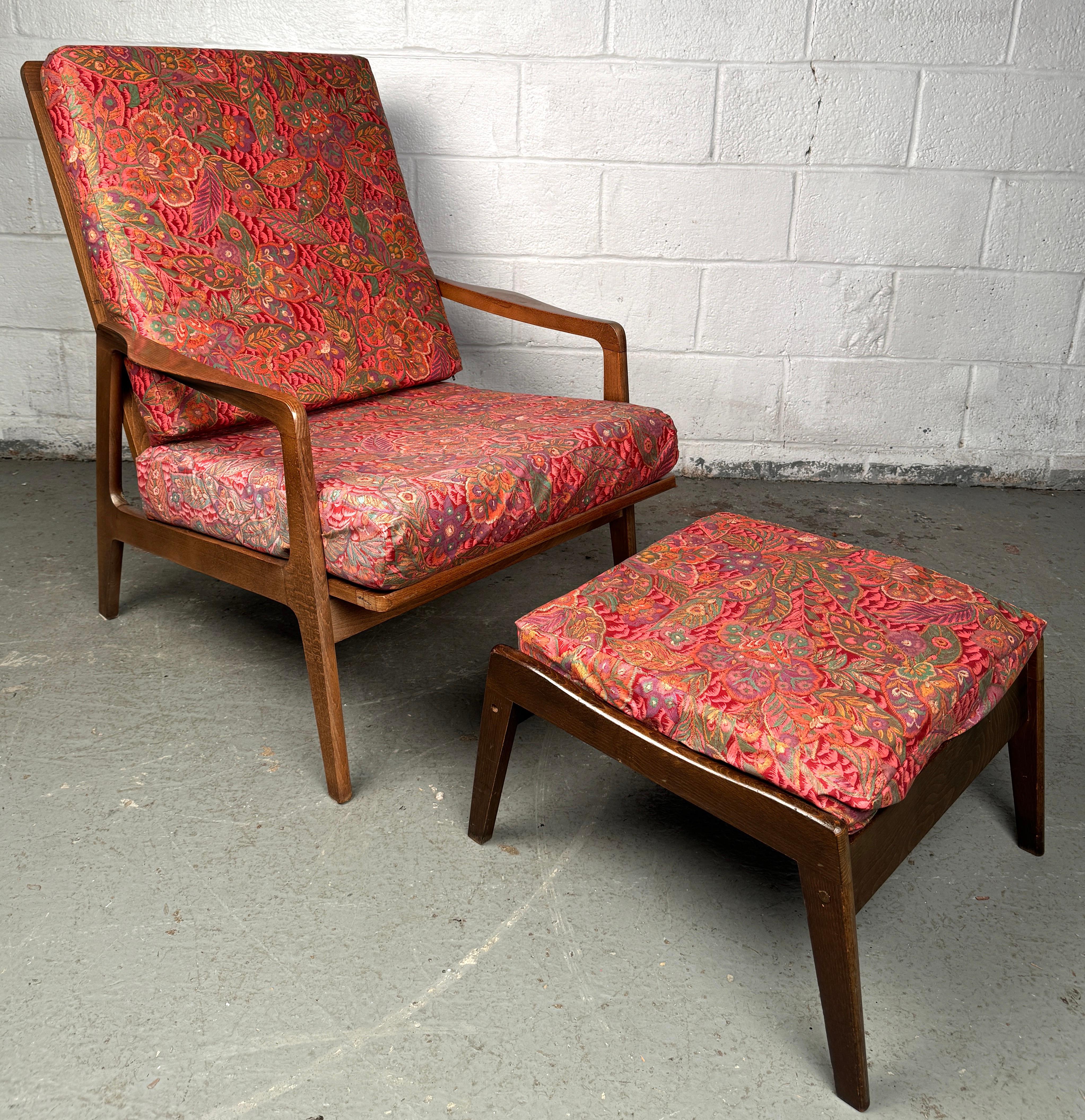 Pour votre considération, ce charmant ensemble chaise longue et ottoman vintage à fleurs, une pièce intemporelle qui apporte chaleur, caractère et confort à n'importe quelle pièce. Le cadre en bois met en valeur la qualité de l'artisanat du milieu