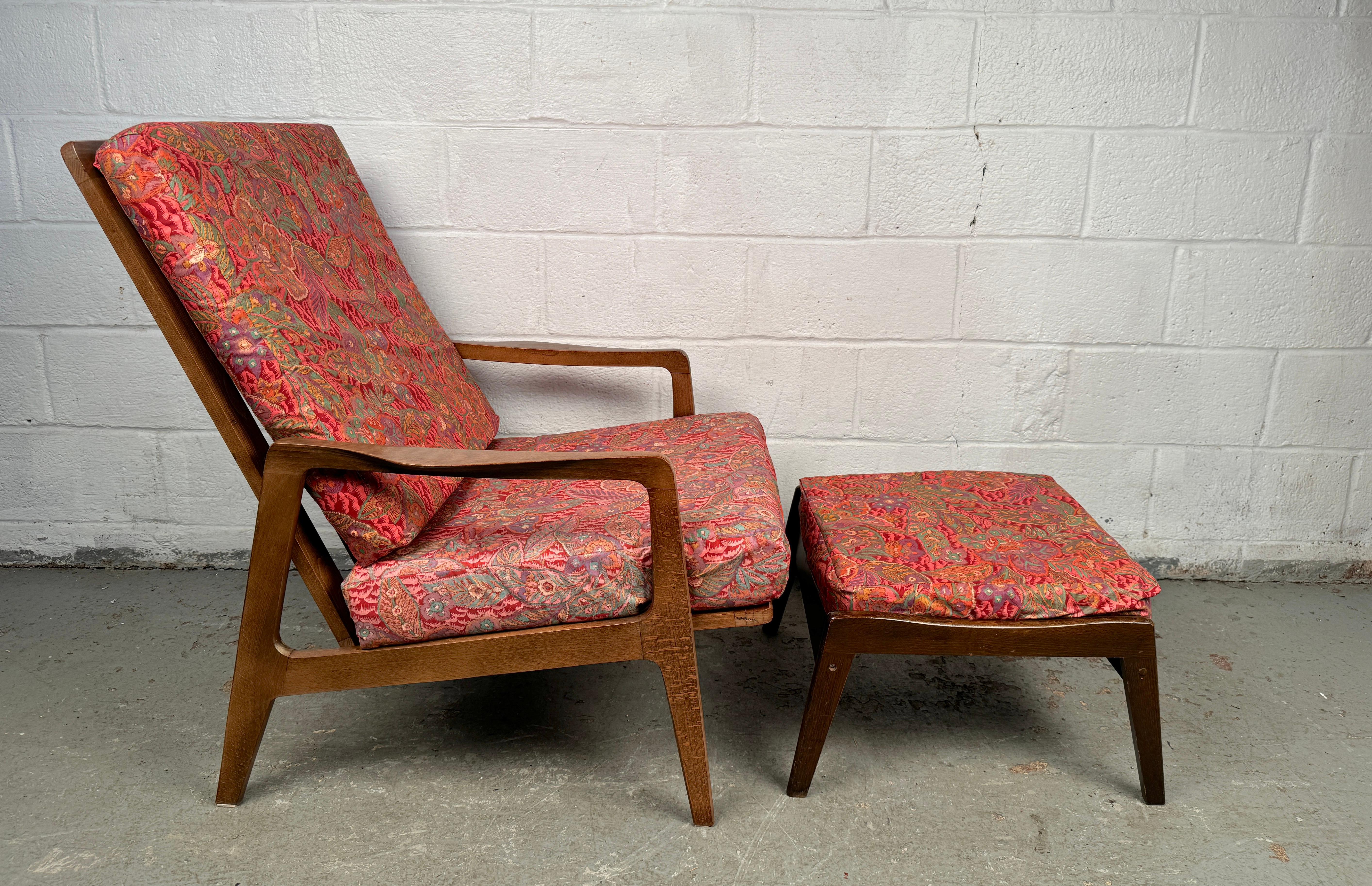 Mid-Century Modern Chaise longue à fleurs vintage avec ottoman en vente