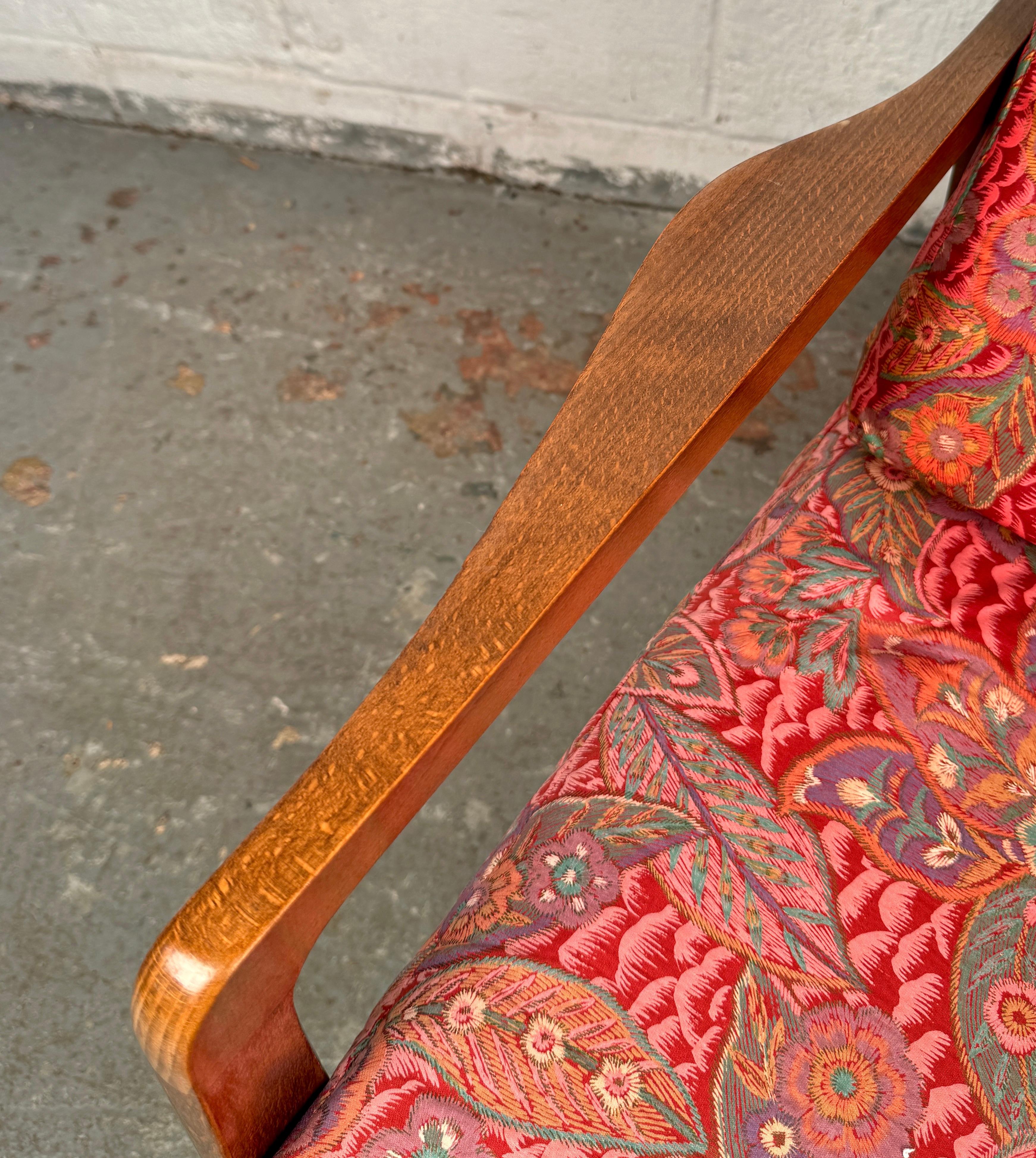 20ième siècle Chaise longue à fleurs vintage avec ottoman en vente