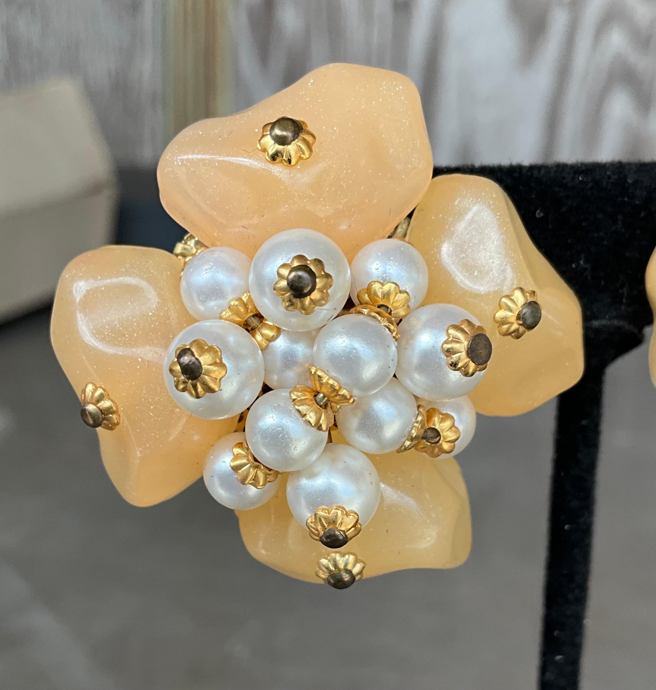 Vintage Floral Lucite Pearl Clip on Earrings For Sale 2