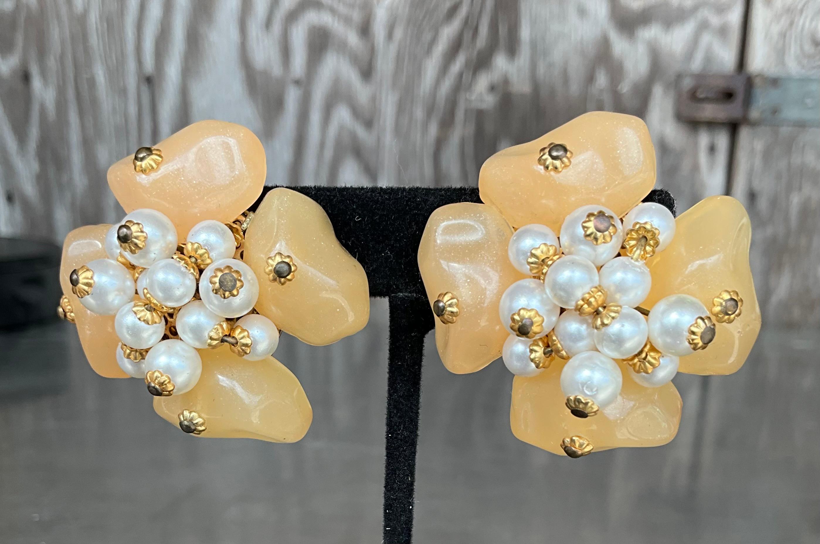 Vintage Floral Lucite Pearl Clip on Earrings For Sale 3