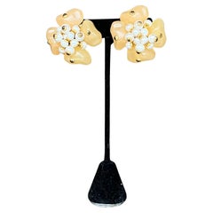 Orecchini a clip con perle di lucite floreali vintage