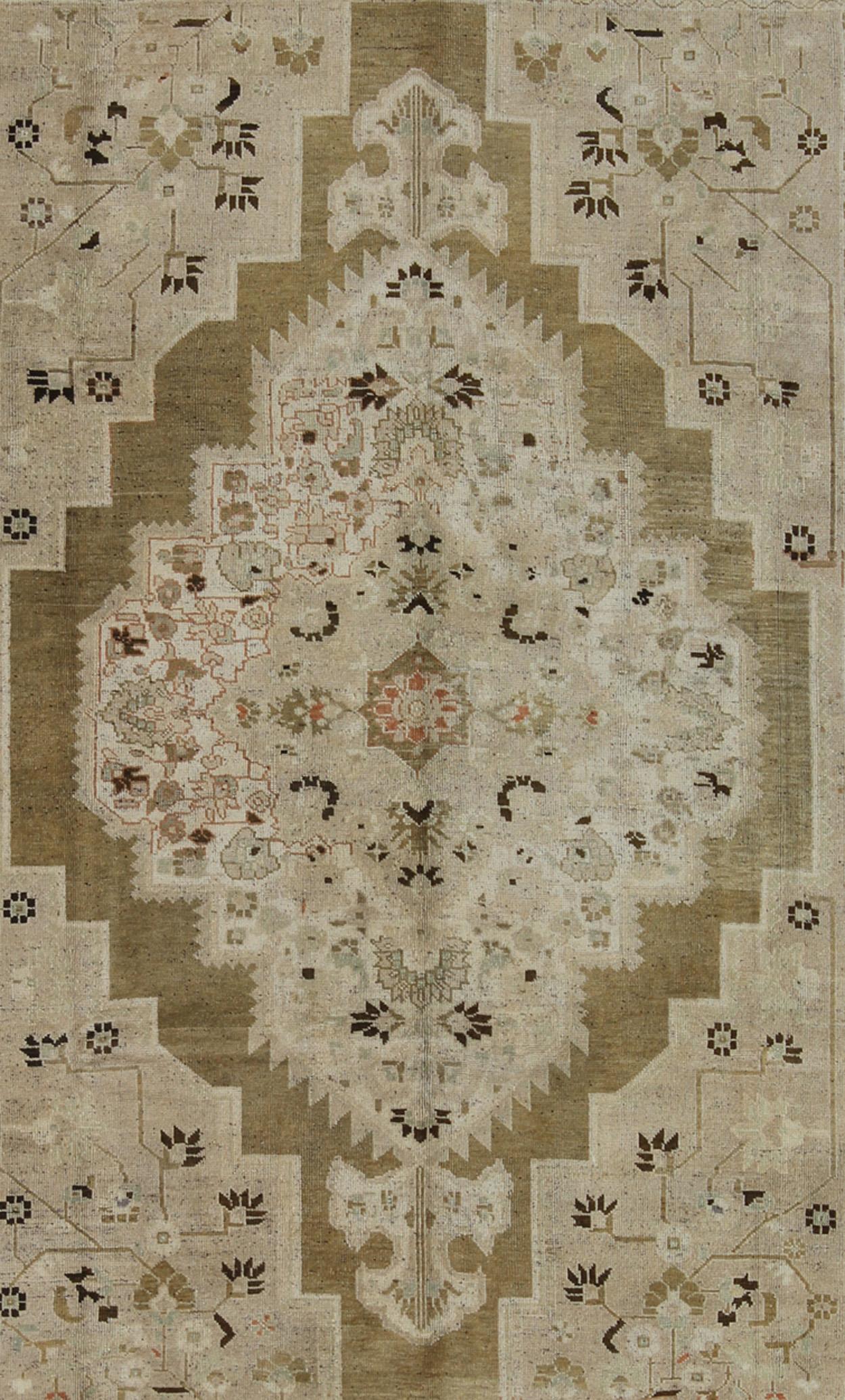 Vintage Floral Medallion Oushak Area Rug in Taupe, Tan, Dark Brown In Good Condition For Sale In Atlanta, GA