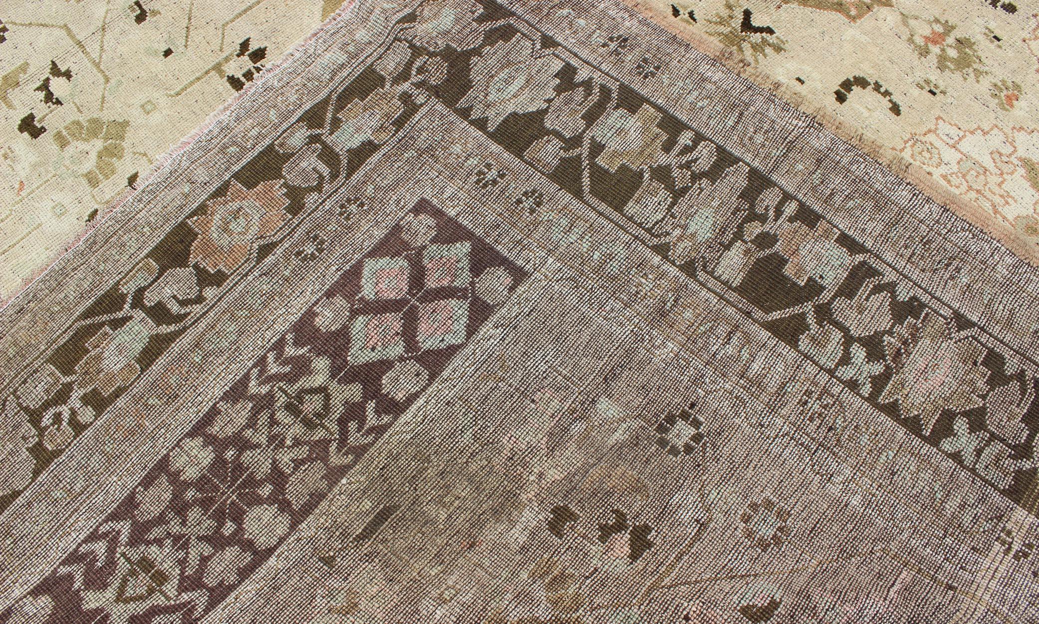 Oushak-Teppich mit geblümtem Medaillon in Taupe, Tan, Dunkelbraun im Angebot 1