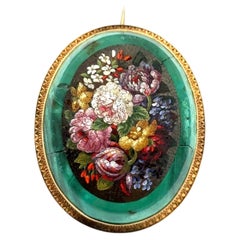 Spilla vittoriana con micro-mosaico floreale vintage in oro malachite, di alta qualità, proveniente da una collezione privata