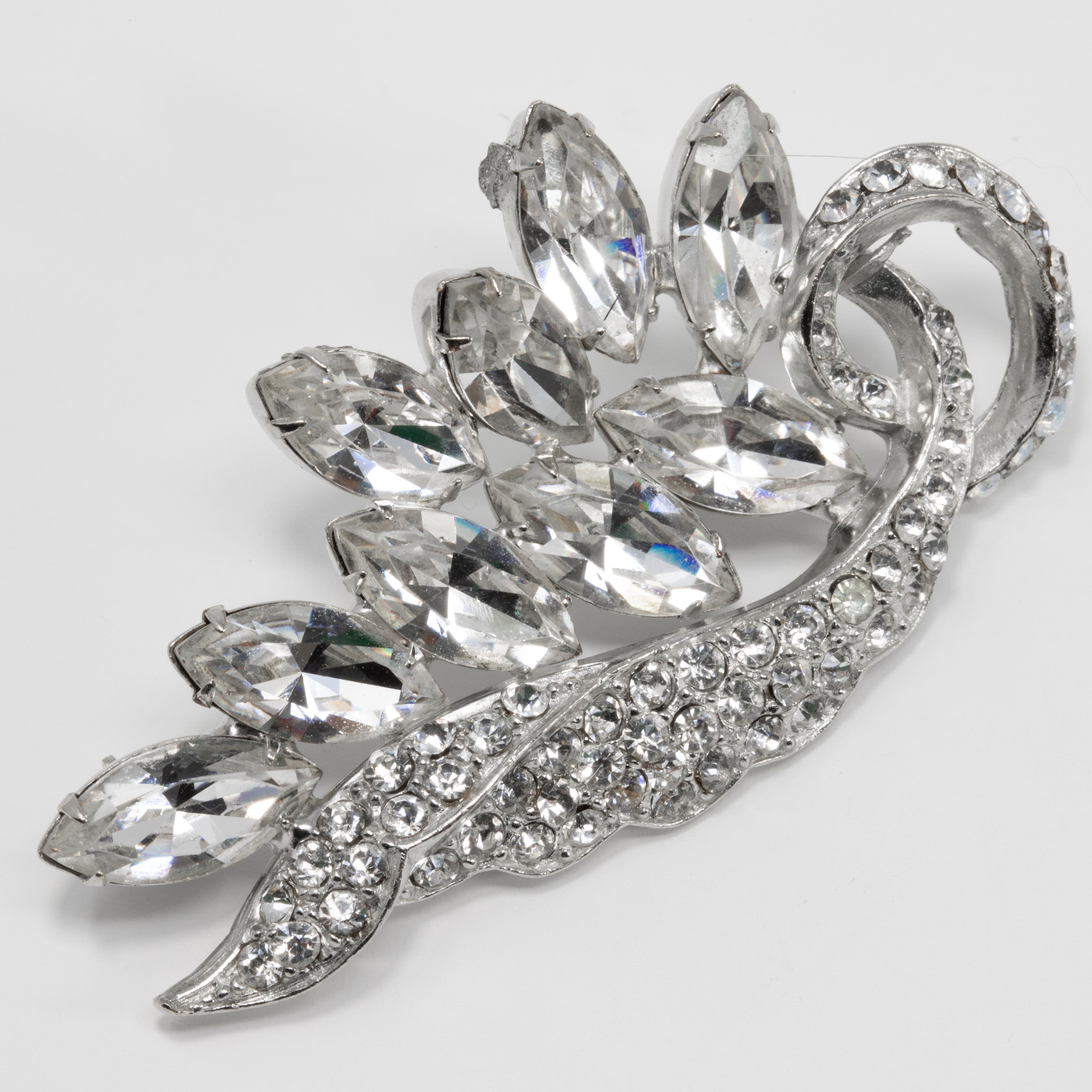 A sparkling floral-themed pin with clear faceted crystals prong set in a rhodium-plated setting. Perfect as both a casual and formal retro accessory!


