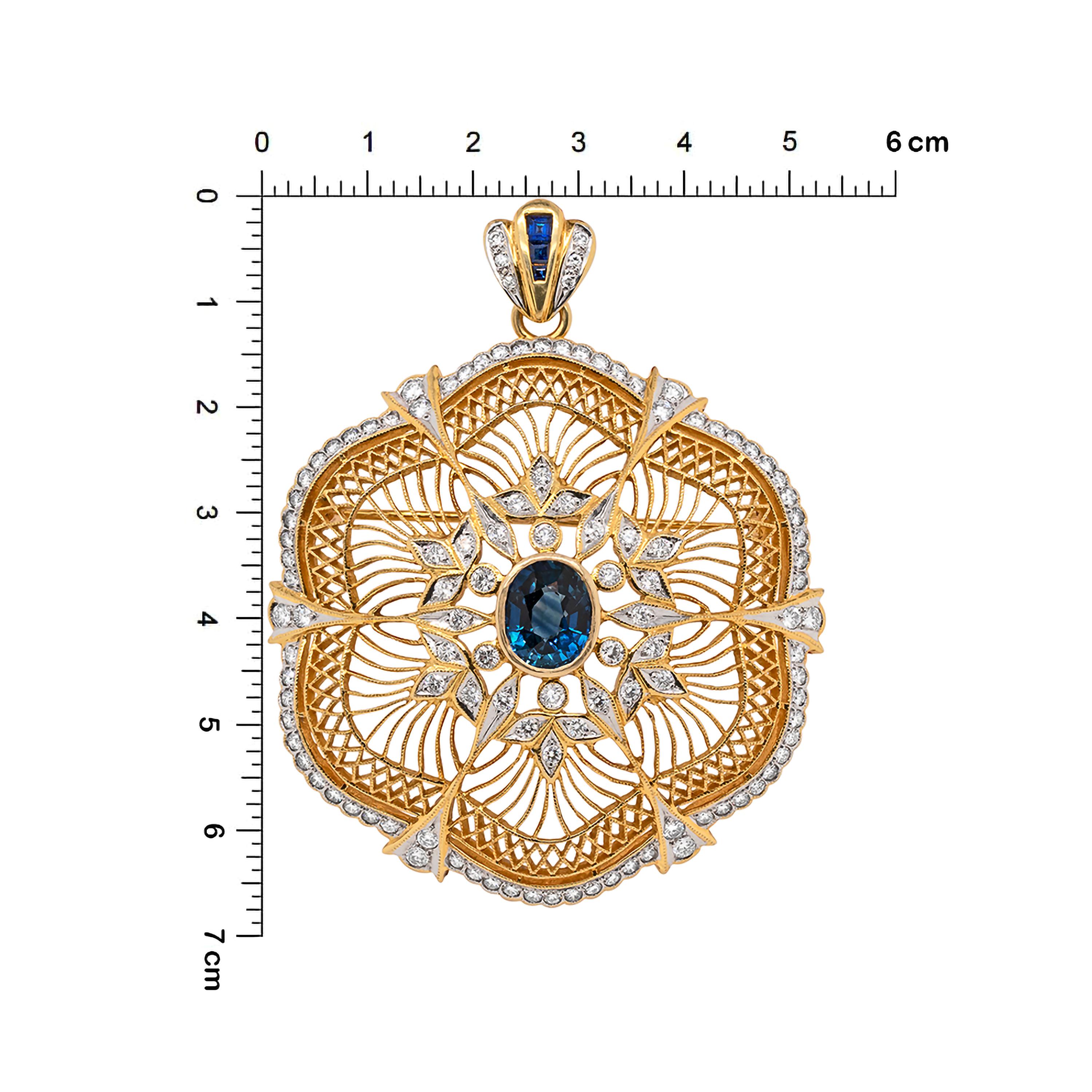 Diese unglaublich detaillierte durchbrochene florale Brosche/Anhänger zeigt einen tiefblauen ovalen Saphir mit einem geschätzten Gewicht von 4,00ct, der zentral in einer offenen Fassung mit Reibung sitzt. Der Saphir ist von floralen Verzierungen