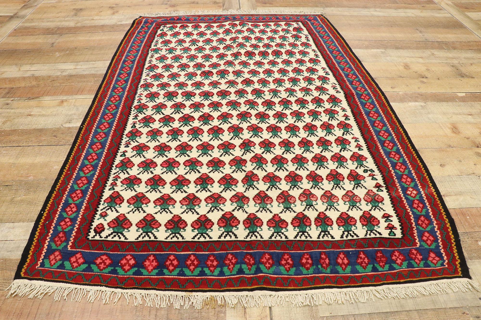 Vintage Floral Persian Kilim Rug with Americana Style In Good Condition For Sale In Dallas, TX