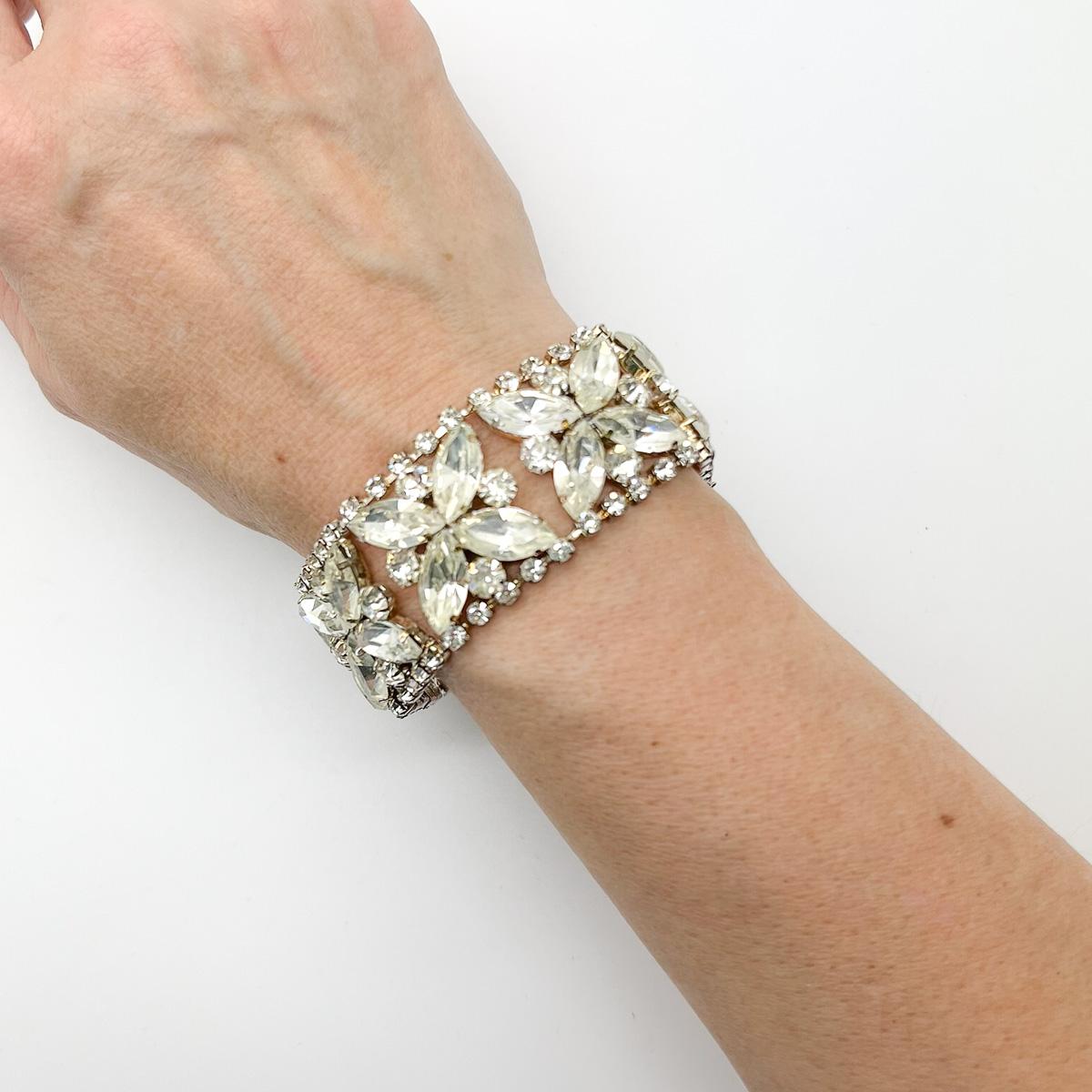 Un bracciale vintage con strass floreali. I più bei cristalli taglio navette incastonati in un disegno floreale si trovano lungo questo meraviglioso bracciale da cocktail in stile broad line. Uno dei segreti meglio custoditi del mondo della moda,