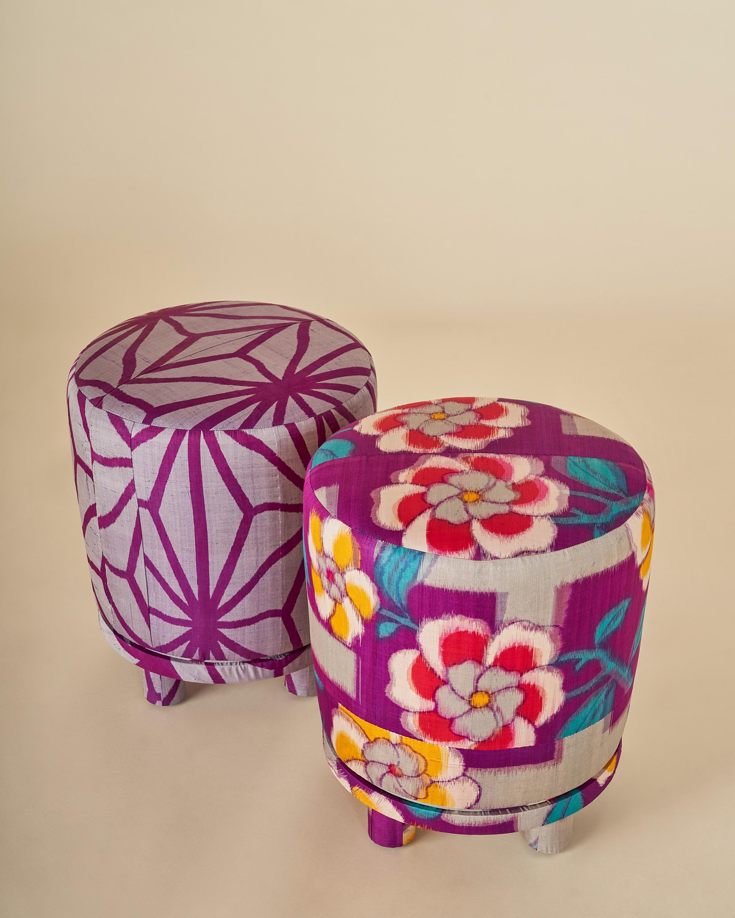 Ein Paar unserer Orleans Ottomane, gepolstert mit einzigartigen Vintage-Seiden-Kimono-Stoffen mit wunderschönen, leuchtenden Blumenmustern. Kunstvolle Nähte und die Platzierung von Mustern schaffen ein kleines, wunderschönes Prunkstück für Ihren