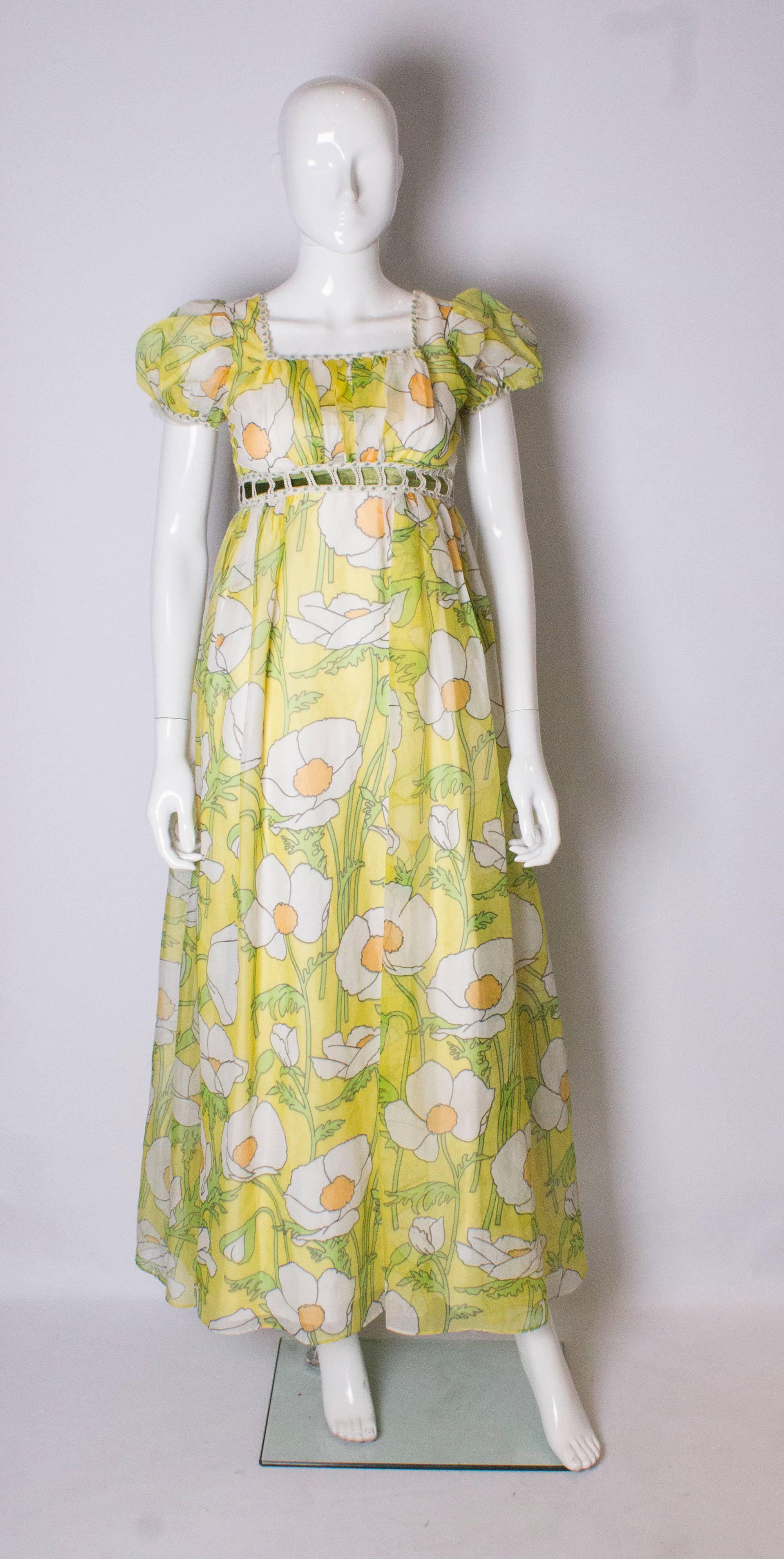 A pretty print vintage dress for Spring. The dress has a square neckline , puff sleeves, central back zip and pretty daisy trim on the cuffs, neckline, and under the bust. The dress is fully lined.