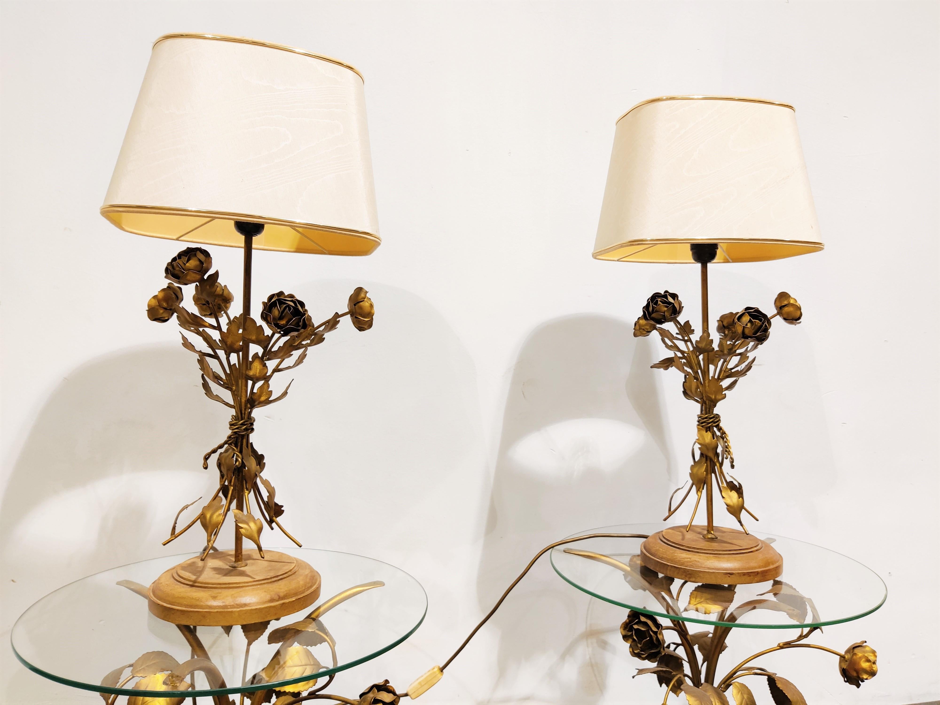 Mid century floral table lamps made from gilt metal.

Nicely detailed flowers.

Wooden base.

Tested and ready to use with a regular E27 light bulb.

Good condition.

1960s - Italy

Dimensions:
Height: 64cm/25.19